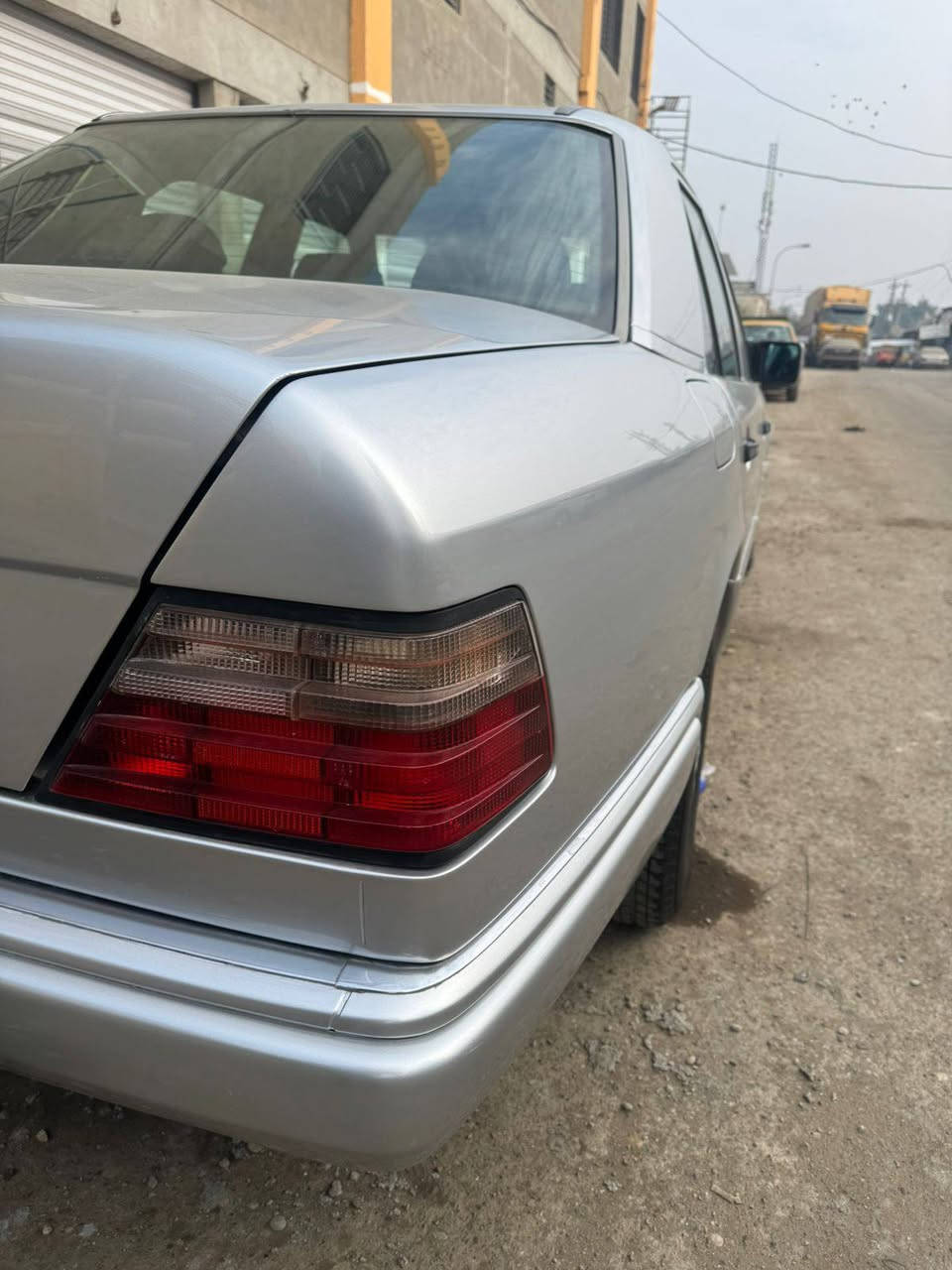 سلام عليكم 
دب جديده 
بدون تعمير ابلاديه 
صبغ بس جماليه
320 محرك كير جديد 
موديل 1992
سلايت
كشنات كهربائي
سياره بسمي تحويل موباشر
السعر انتصل عل ارقام 
***********
***********
