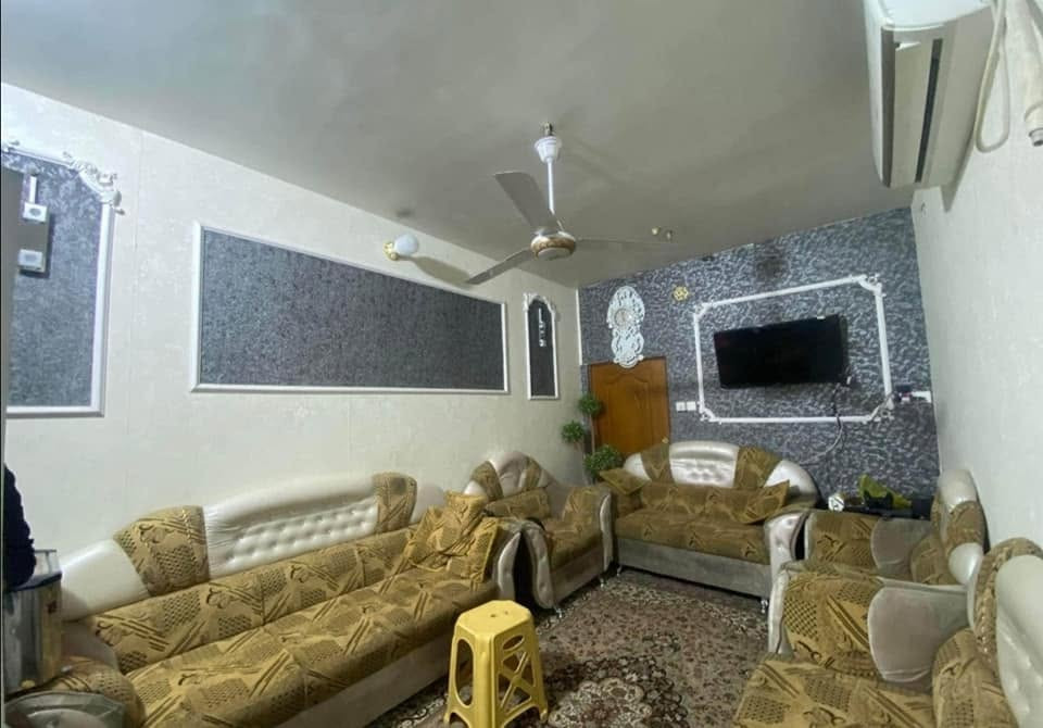 بيت للبيع مساحه 100 متر 
 بيت نضافة 90 /100
بيت طابق ونص

طابق اول استقبال مطبخ حار بارد  صاله غرفه حمام مكشوفه
طابق ثاني صاله وغرفه جبيره  وسطح

موقع  كوفه حي ميسان شارع شريط  قطاع 73 من صوب ساحات
 رقم هاتف : ***********/ *********** النجف, العراق
