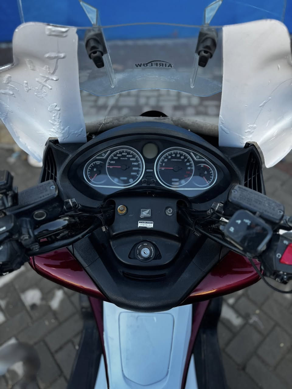 السلام عليكم 
سلفر ونج GT ٤٠٠ مرقمه الدراجه مكفوله ما بيها لا نضوح لا تبخير دراجه خير من الله تاير خلفي جديد شاحن USP جامه قطعتين جنطه تابوت دراجه نضيفه ماشيه 43 
السعر ٤٠ وبيها مجال 
الرقم ***********
