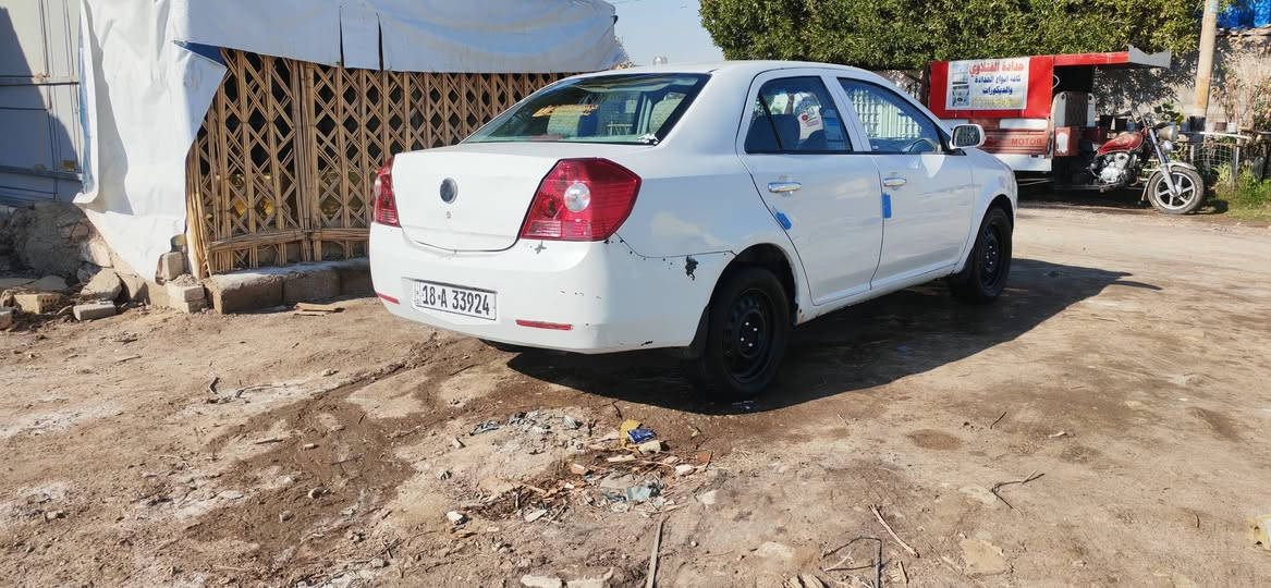 سلام عليكم جيلي أم كي مديل ١٣ 
سياره احله من صور مكان بغداد البياع السعر ٤٠ وبيه مجال رقم الهاتف ***********
