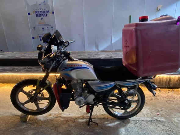 سلام عليكم
دايوان عظم (2021) الدراجة نظيفة تخبل محركها ما مفتوح 
تأخذه منا تطلع شغل بيها منا ، الدراجة مجرد أوراقها ضايعة ، لكن اكفلها سرقة الدراجة . السعر ٥٠٠ 
مكاني  بغداد ـ البياع ـ السويب .
*********** متواجد هنا
