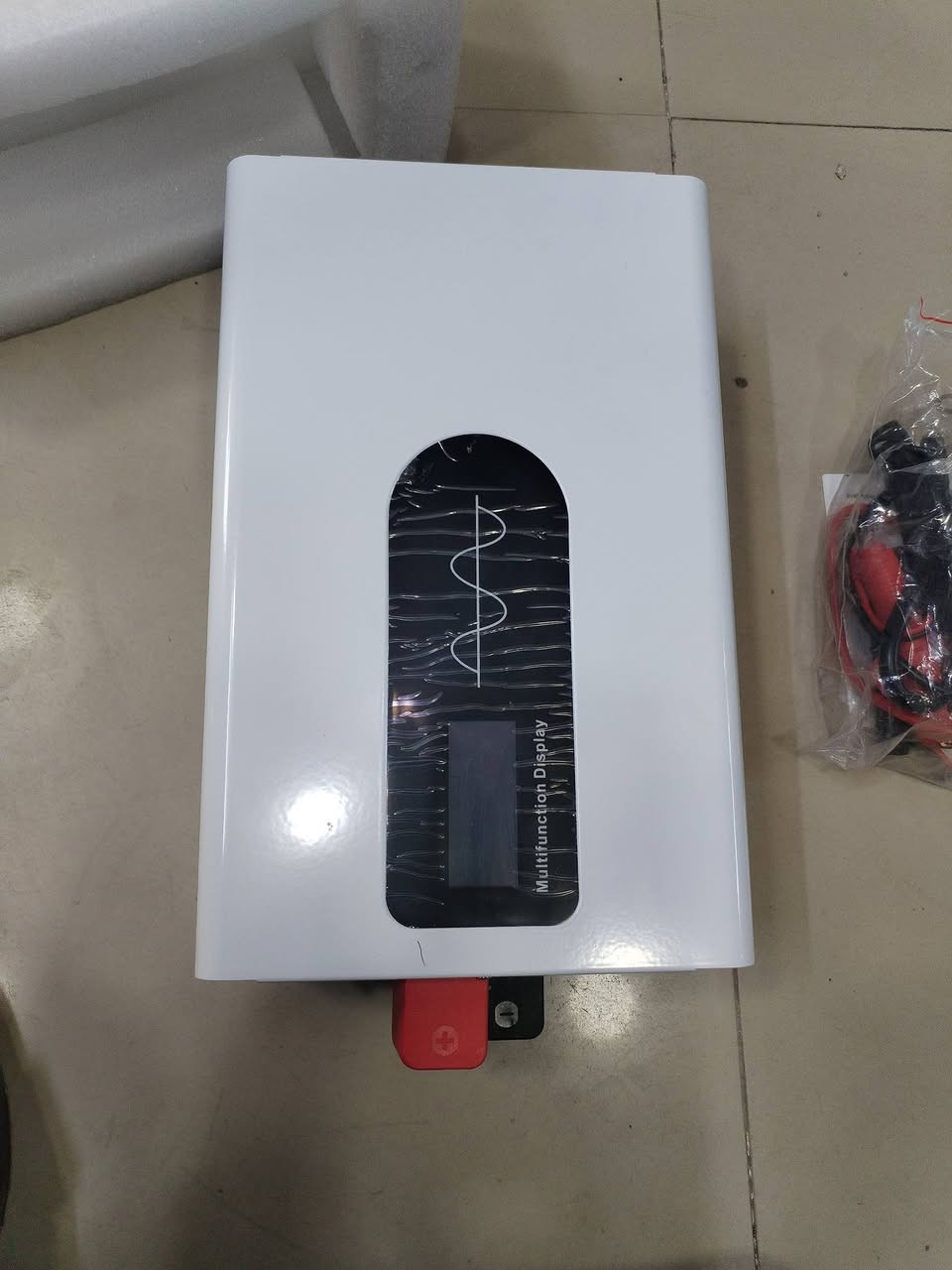 الجهاز هو عاكس طاقة (Inverter) من نوع موجة جيبية نقية (Pure Sine Wave)، يستخدم لتحويل التيار المستمر من البطاريات إلى تيار متردد لتشغيل الأجهزة المنزلية. 
نوع الموجة: موجة جيبية نقية، وهي آمنة للأجهزة الحساسة.
المميزات: يحتوي على شاشة عرض متعددة الوظائف (Multifunction Display) لمراقبة الأداء.
الملحقات: يأتي مع كابلات توصيل حمراء وسوداء للبطارية.
الاستخدام: مثالي لأنظمة الطاقة الشمسية والاحتياطية
.قدرة الذروة: 5200 واط.
جهد الإدخال (DC): 96 فولت.
جهد الإخراج (AC): 220 فولت.
التردد: 50 هرتز.
نوع القابس: قياسي أوروبي


**إذا كنت صاحب هذا الإعلان وتريد حذفه لأي سبب، رجاءا أرسل رسالة إلى الدعم الفني**