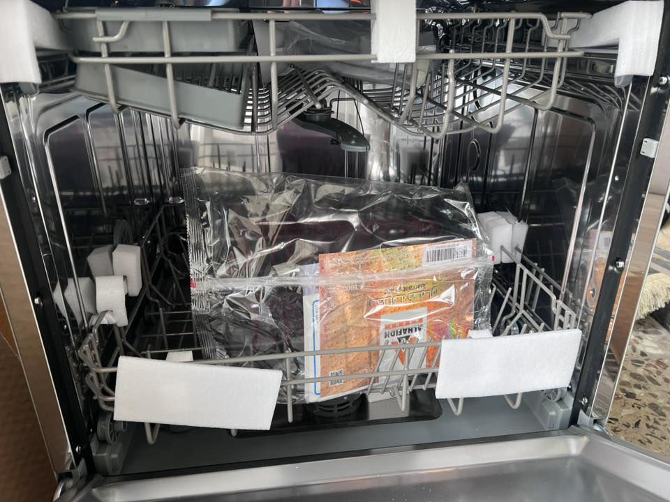 غسالة صحون منضدية الحافظ  جديدة غير مستخدمه بالكارتونة كاملة مابيهه اي نقص قطعة حلوه بيهه فقط طخه من فوك  
سعرها ٢٦٠ الف قفل

***********
