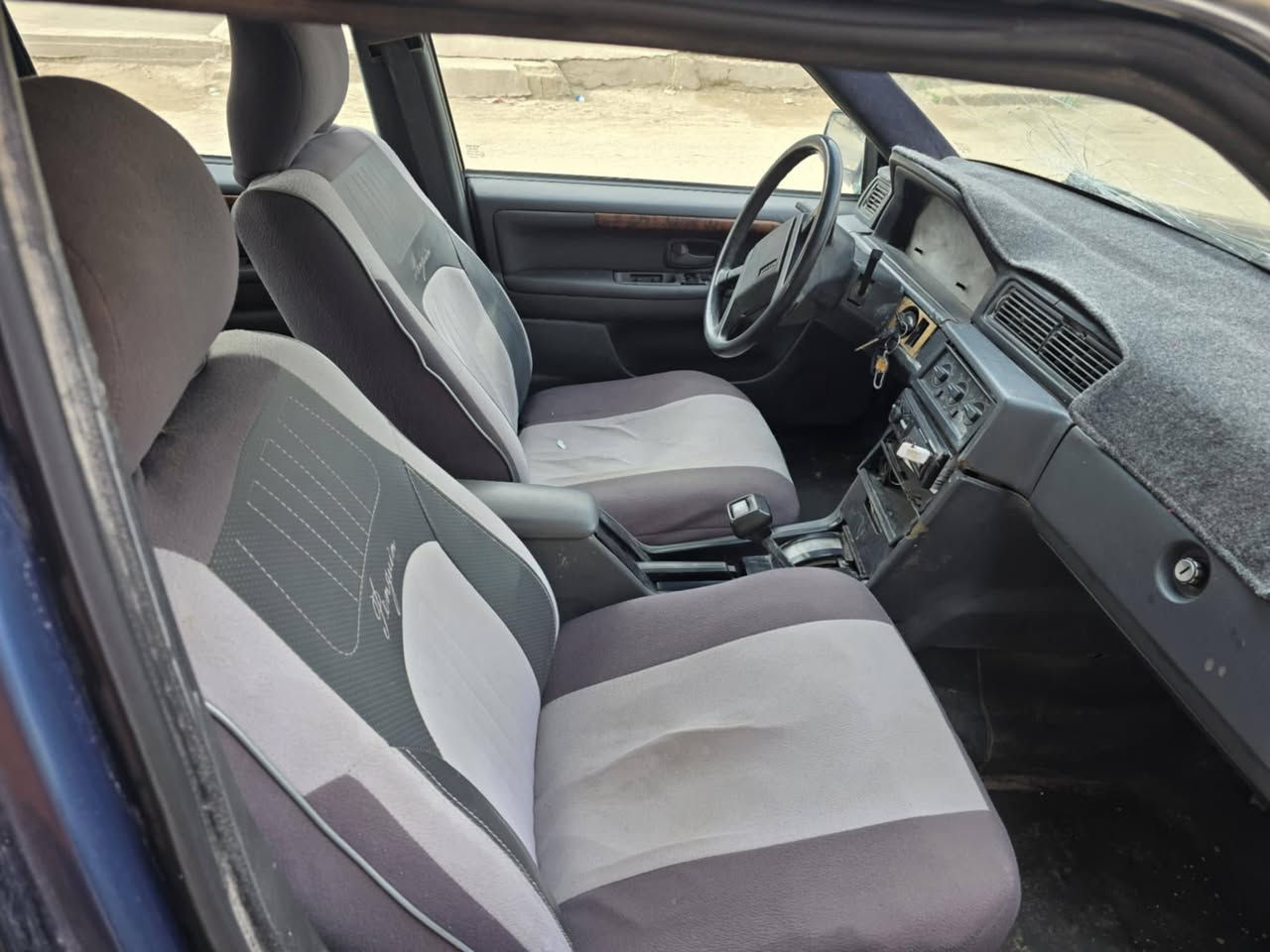 السلام عليكم فالفو موديل 90حجم 740 تخم تاير مكينه اوتو جدد رقم نجف باتري جديد كابريته مصبوضه عام  سياره جاهزه  
مكاني كفل  لاتصال ***********
