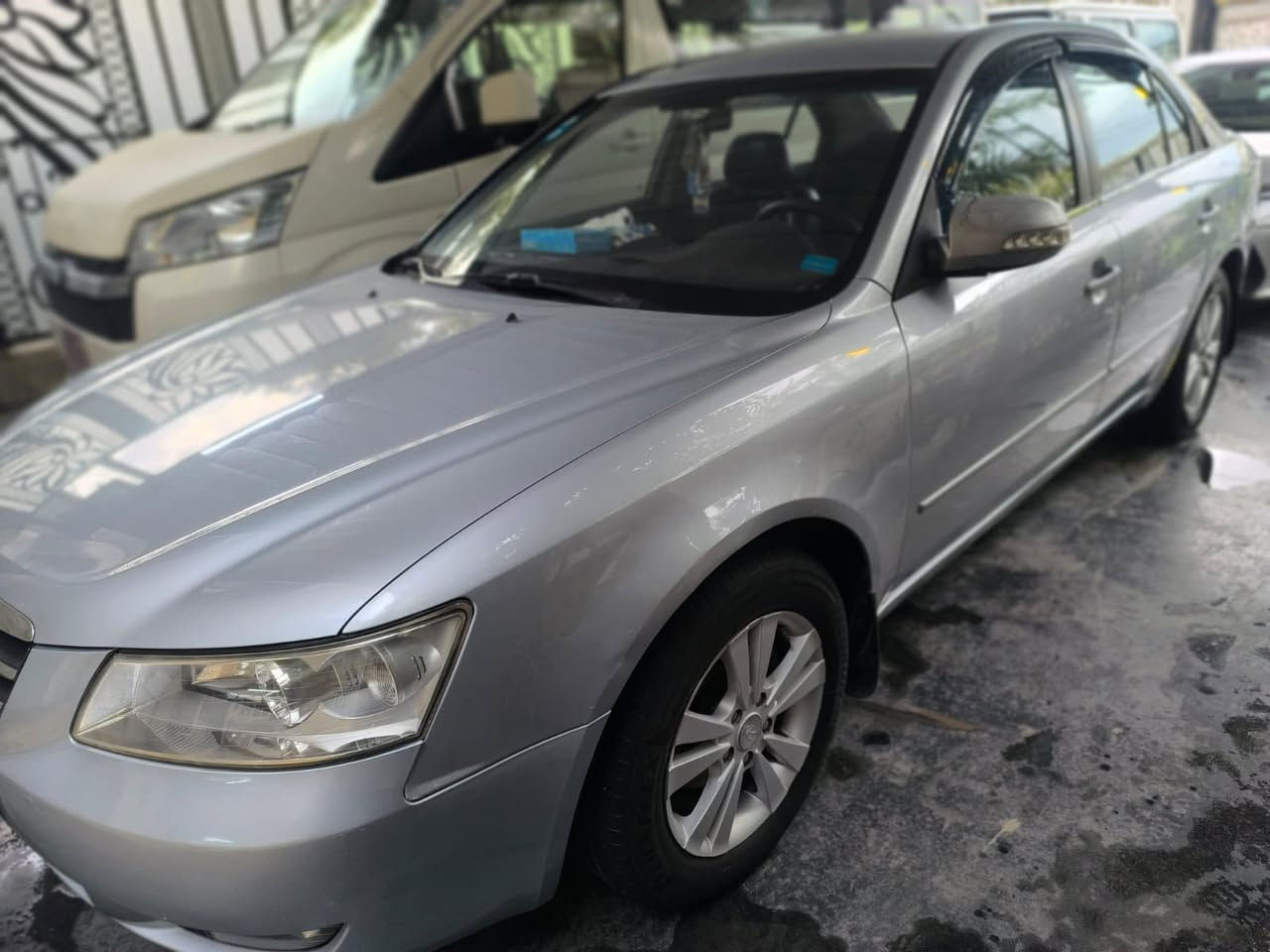 السلام عليكم سوناتا موديل ٢٠٠٩ ماشية ١٧٠ خليجية مكينة 2000 رقم بغدادبسمي أرقام جدد  مرفق السونار مع الصور العنوان غزالية شارع المرور  للاستفسارعلى رقم *********** غير متواجد على فيس
