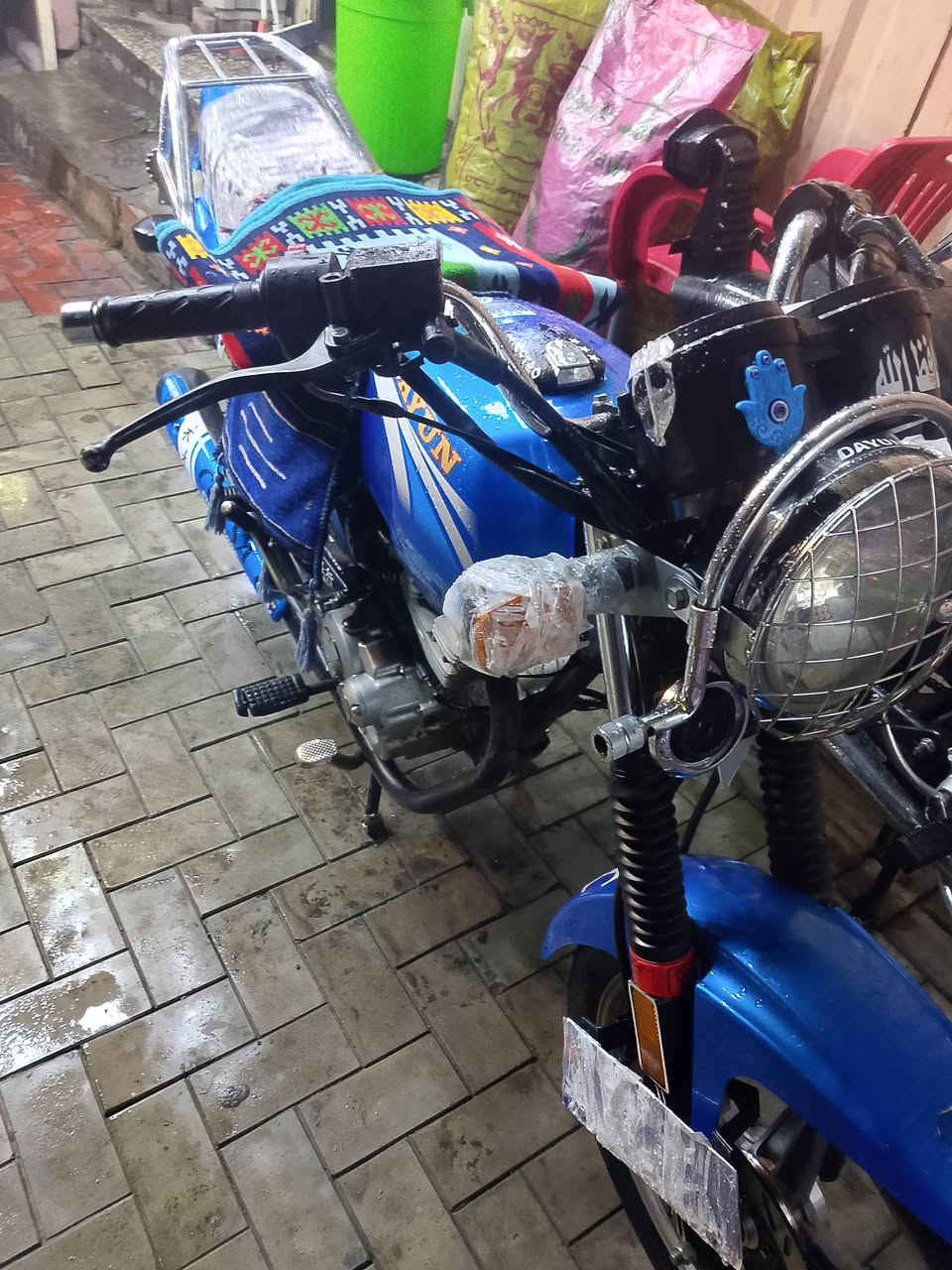 سلام عليكم حلال لبيع كامل مكمل دراجه فوله علئ آخر حبايه دايون عضم لون أزرق مميز بلادي مو صبغ
سعر واحد 300 أوراق ستنساخ البعلك نضيف 
***********
