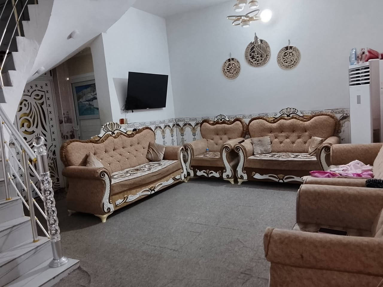 السلام عليكم بيت للبيع بالقرب من بيت محمد مانع يتكون البيت من طابقين الطابق الاول استقبال وصالة وغرفة و مطبخ و حمام داخلي و تواليت خارجي الطابق الثاني غرفة و صالة و تواليت وحمام مساحة البيت ١٢٥ م مربع طابو صرف  و للاستفسار عن السعر الاتصال بالرقم 
***********
