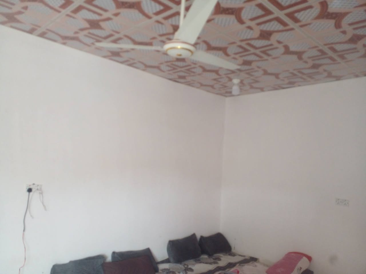 السلام عليكم  عندي البيت لبيع زراعي مساحته ٢٠٠متر بي غرفتين مطبخ حمام  صاله ديوانيه بناء بلوك عاده  شارع ل صحن  سعر خاص  ***********
