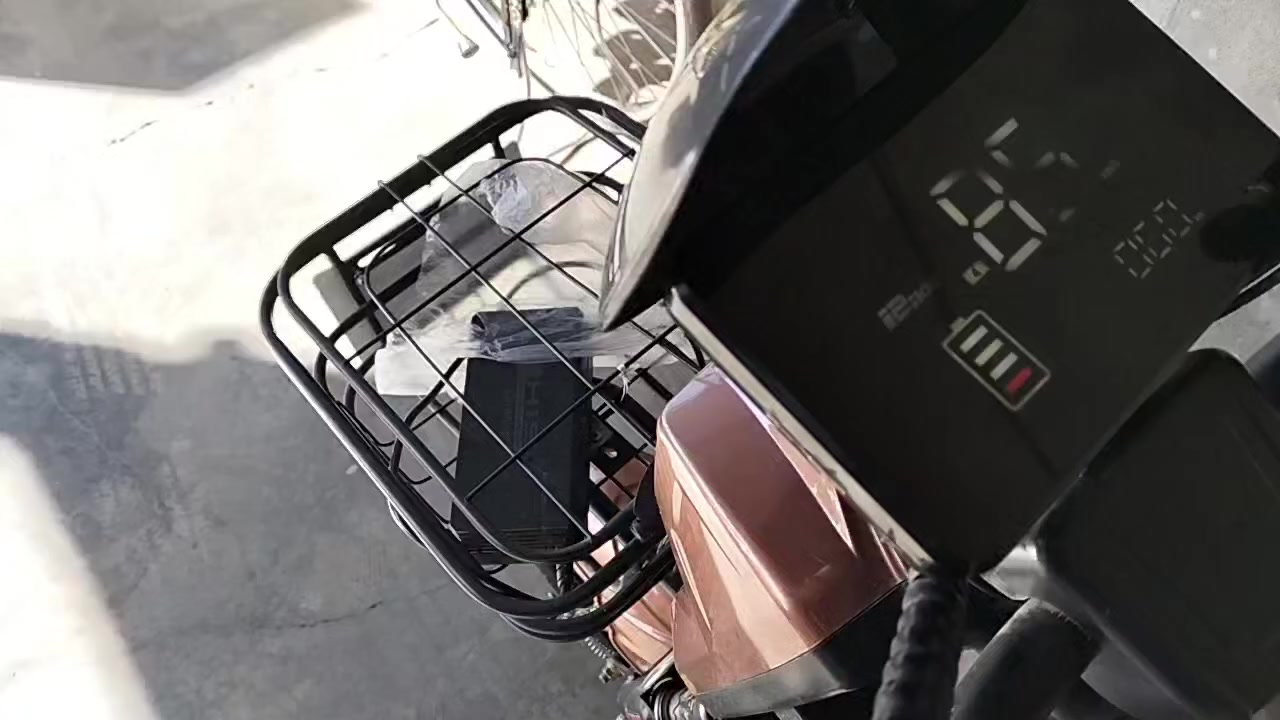 دراجة شحن خمس بطاريات كله شغال نظيف معها رومونت 2 وكارت بصمة2 واربع سويجات وشاحنة السعر 275 بي مجال الموبايل *********** كركوك
