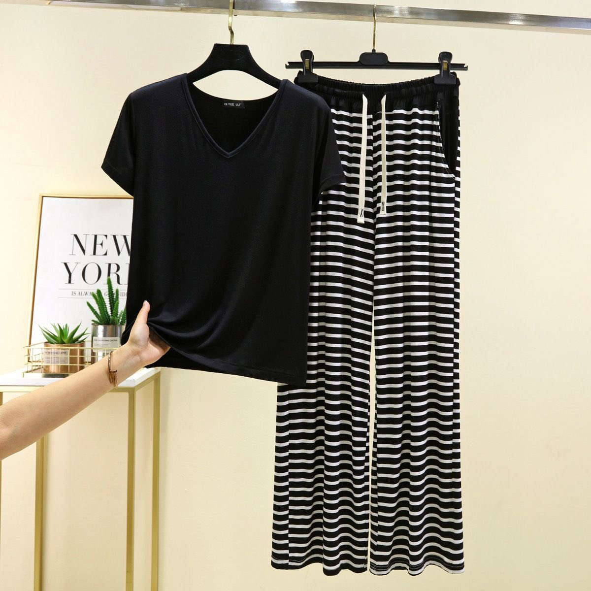 جمال القطع 🥹
متوفرة 
القياس (L.XL.2XL)
للحجز والاستفسار ع الخاص 💌


**إذا كنت صاحب هذا الإعلان وتريد حذفه لأي سبب، رجاءا أرسل رسالة إلى الدعم الفني**