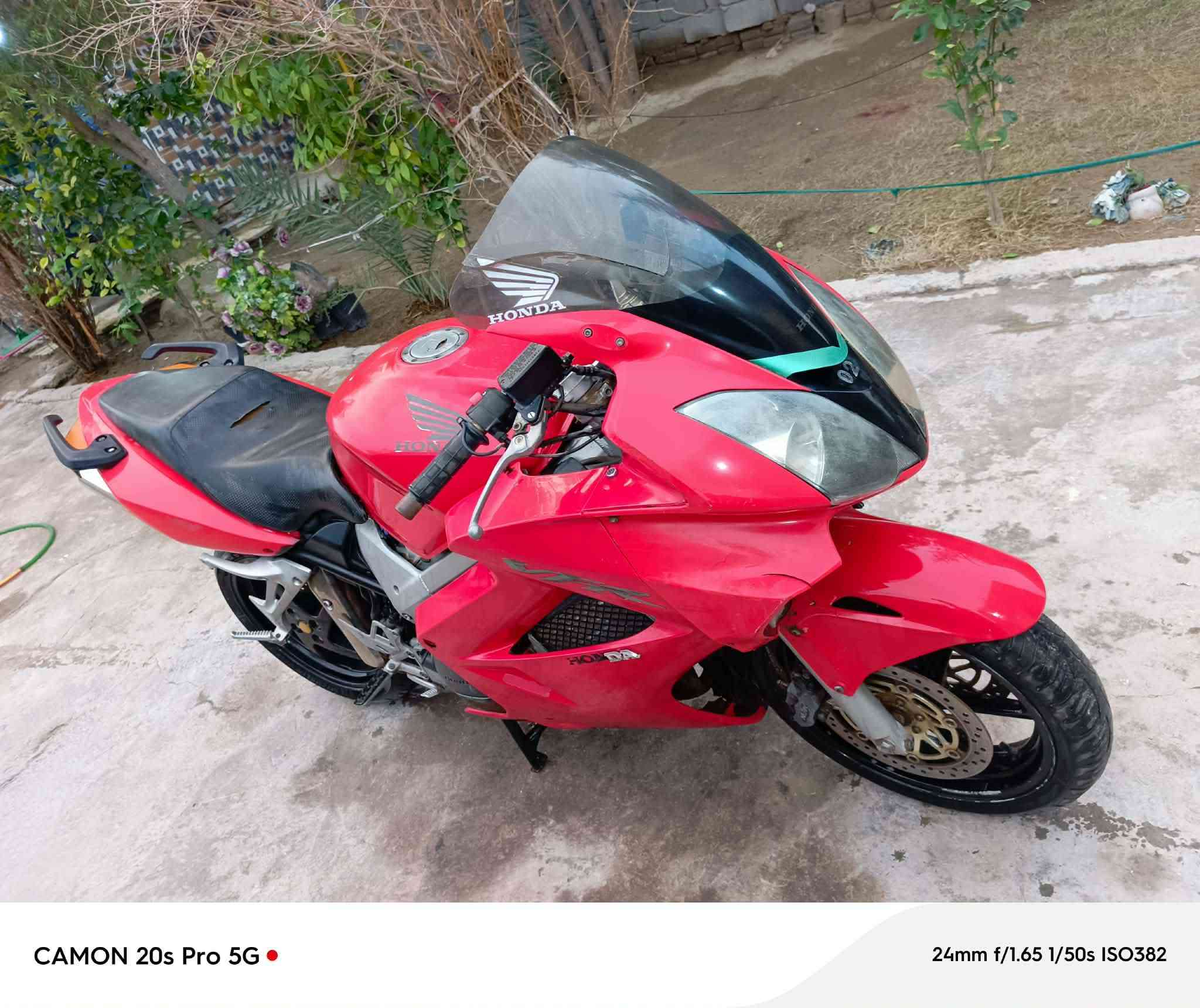 سلام عليكم دراجه  بطح في اف ار  للبيع دراجه  جانت شغاله بس طفت ما عرف شبيها مكينه ٨٠٠  دراجه مال جناي  بس ماعرف شبيها الوراق كامله ابيع كوم حديد واذا اكو مراوس  ***********  شراي يتصل مكان بابل محاويل
