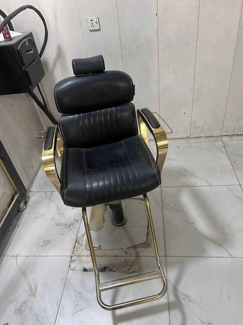 سلام عليكم .للبيع كراسي حلاقه عدد2 السعر الواحد 125 للستفسار :***********
