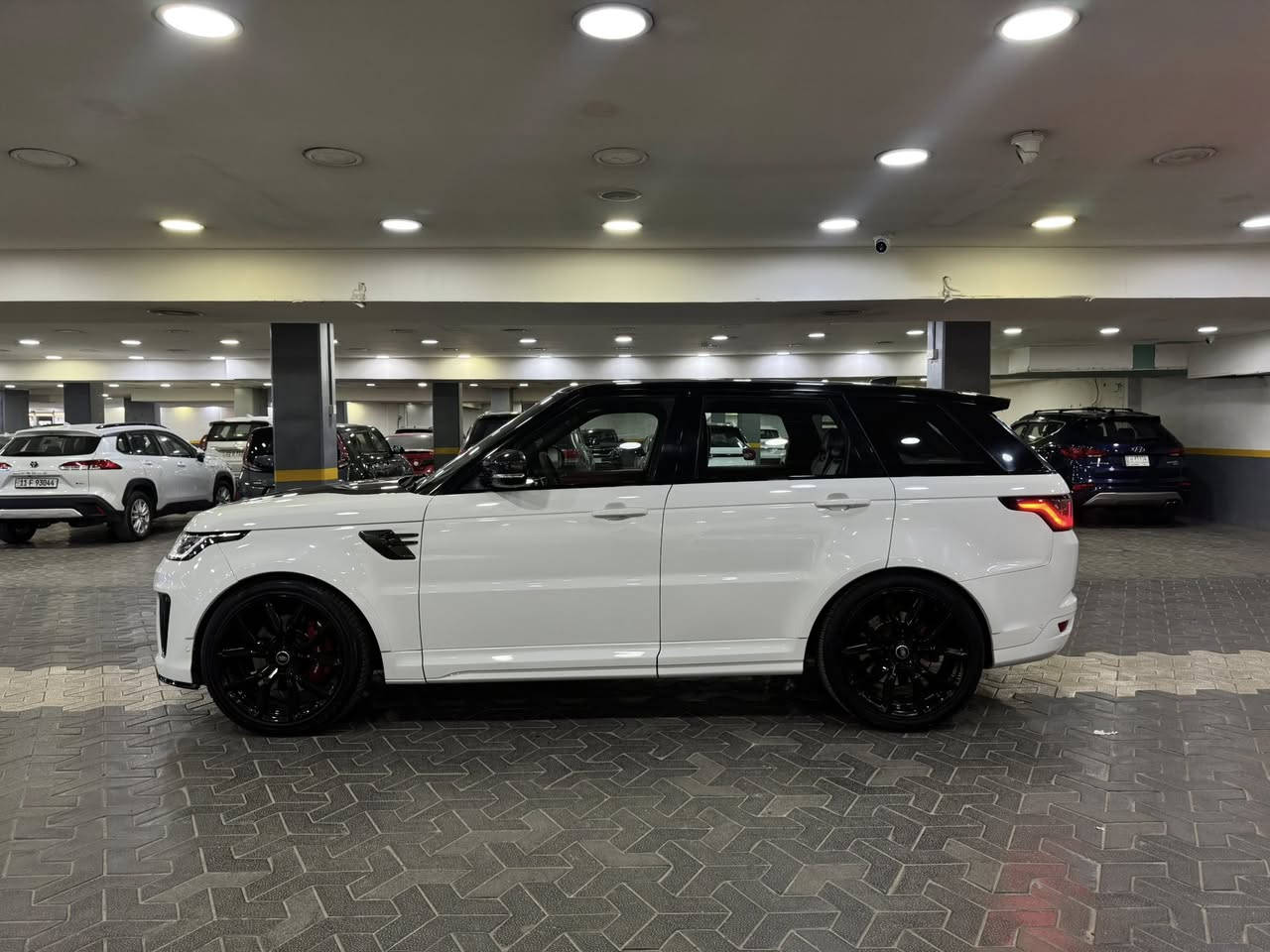 الوحش للبيع  .. رانج روفر svr 2018   وكالة   بدون صبغ  
السيارة  تجي  كاربون  فايبر    بمحرك v8 سوبر جارجر  575 حصان    كلش نظيفة   ومعتني بيها     ماشية 80 الف   كيلو 
كل مواصفات الرانج بيها      داخل  احمر  كاربون فايبر  وكشنات  ريكارو   و الsvr غنية عن التعريف  
مابيها  اي نقص   مكانها بزيونة  ورايدها ب44 ونص  وهذا رقمي ***********
