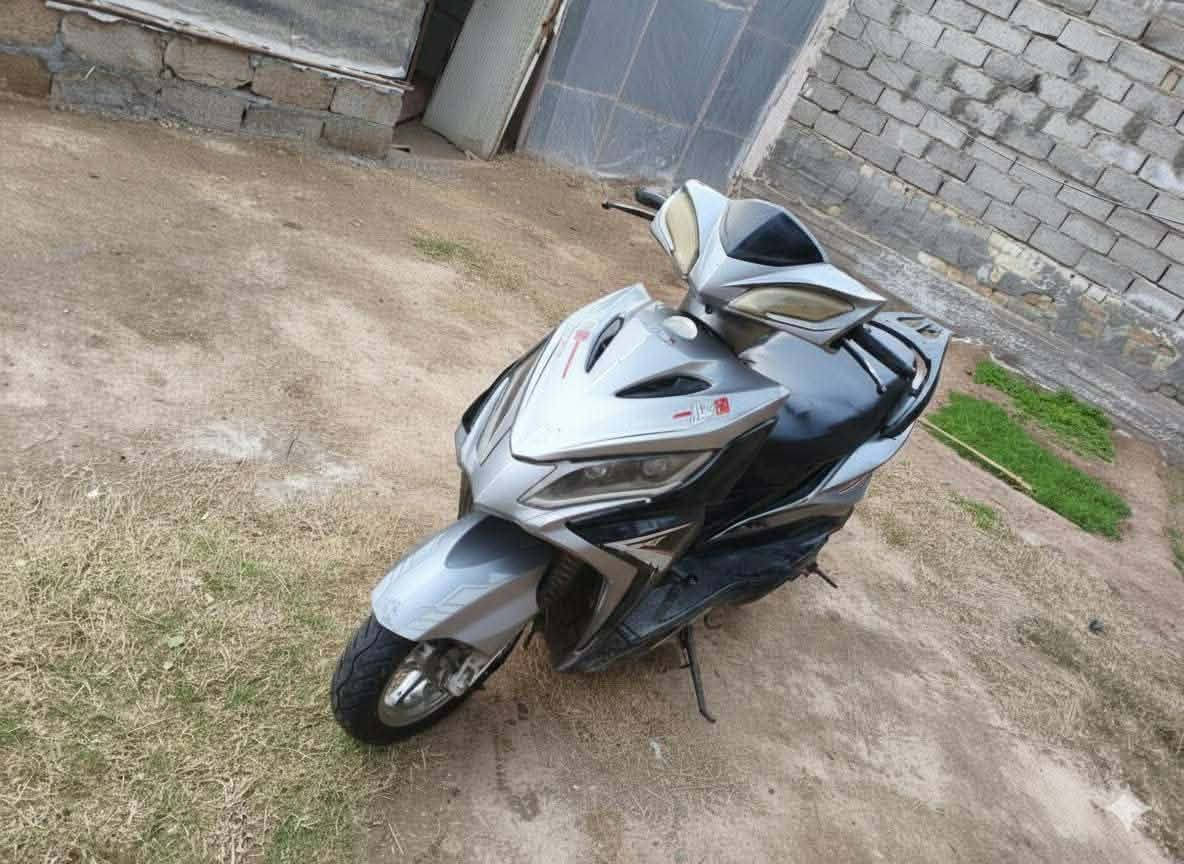 دراجه جامبو صيني للبيع ، گايمة تحطلها دهن تصير ثعوانه وره خمس دقايق تحرگة  ، ابيعك گايمة تمشي بيهه كيلو كيلوين تكوم تختنك تصعد دهن على البلك وتطفي ،  تشتغل هندر ، عوزهه باتري ، شكلها حلو كفراتها حلوة شوفت علينك ،  سعرها 150 من الأخير بدون تفاوض مكاني كربلاء منطقة الحر الصغير ، رقم ***********
