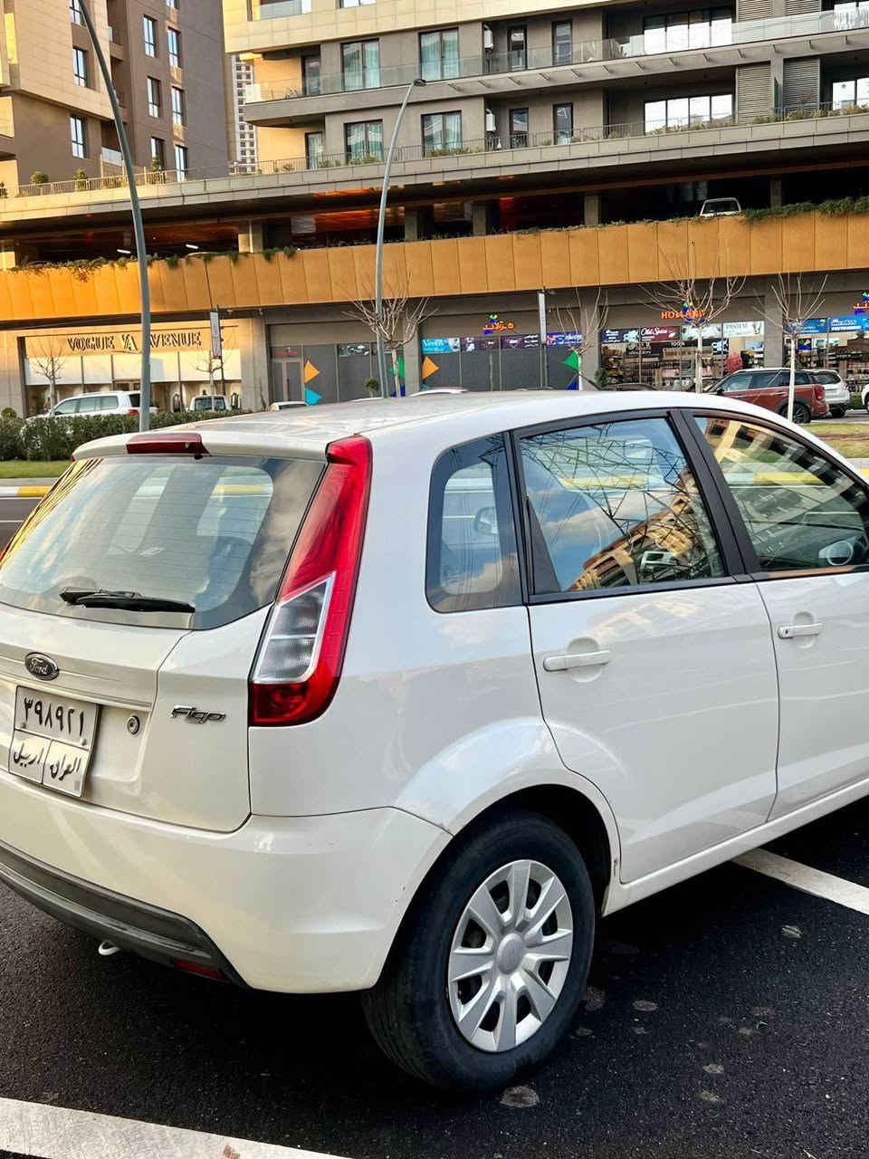 فیگۆ ٢٠١٤ 
سەیارەکە زۆر تازەیە زۆر بێ موسرەفە
چوار تایە و ویلی لۆکی لە ژێرە
سەیارەکە گێر و مەکینە و کارەبایەتی بە شەرت
زۆر تازەو جوانە
رەقم و سەنەوی تا ئاخیری ٢٠٢٦
سەیارەکە ٢ پارچەی بۆیاخە
سەیارەکی خنجیلانە بێ مەسرەفە
تەبرید گەرم و سارد بە شەرت

سعری ٨٢ گەڵاو مەعامەلە

فرۆشتن و گۆرینەوە لەسەر دڵ گرتن

*********** السليمانية, العراق
