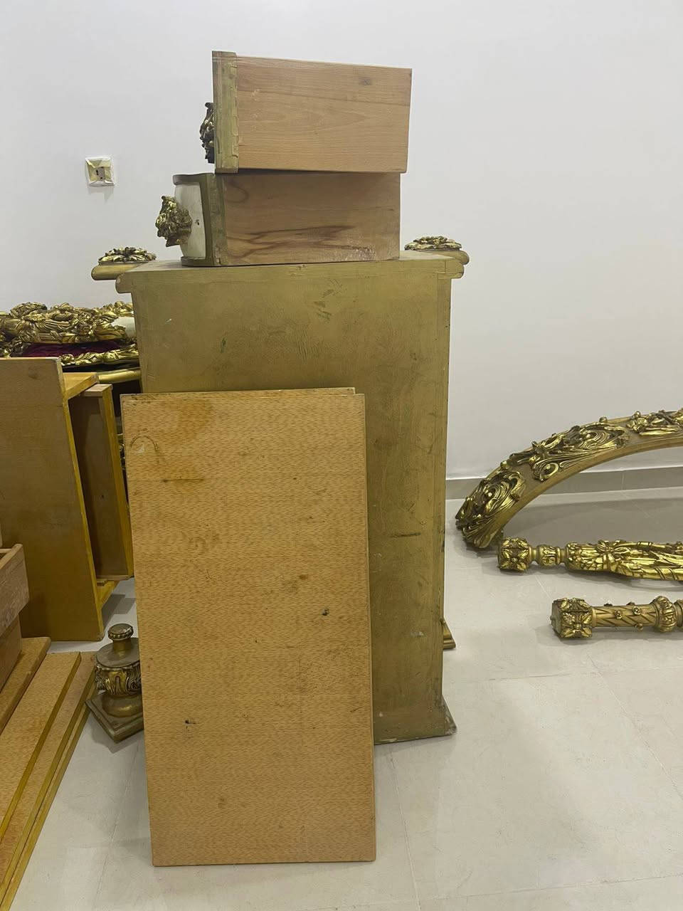 السلام عليكم عرض جديد  غرفه مصريه  كلش نضيفه متكونه من 6قطع +كيشوانيه  لون ذهبي ومثل ما بالصوره بالحقيقه كذالك والغرفه مستعمله 7اشهر فقط للتواصل الاتصال على ***********
