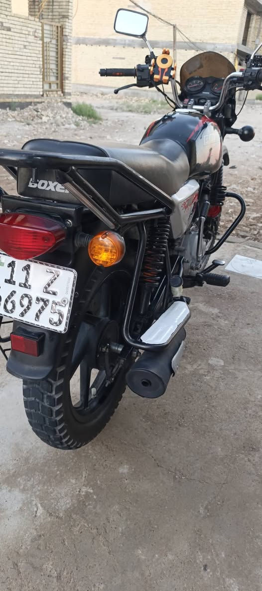 بوكسر 22 طالعة ب25 
شاصي مكفول لا حادث ولاغيرة 
ماشية 34 الف حقيقي 
مجفته تجفيت شركة اول فتحة الها 
رقم بغداد انكليزي ثنين لوحات بأسمي 
شرط تحويل ثاني يوم 
دراجة مناقصها اي شي 
مكاني بغداد الغزالية 
سعرها 2200 وبيها مجال للشراي 
***********
