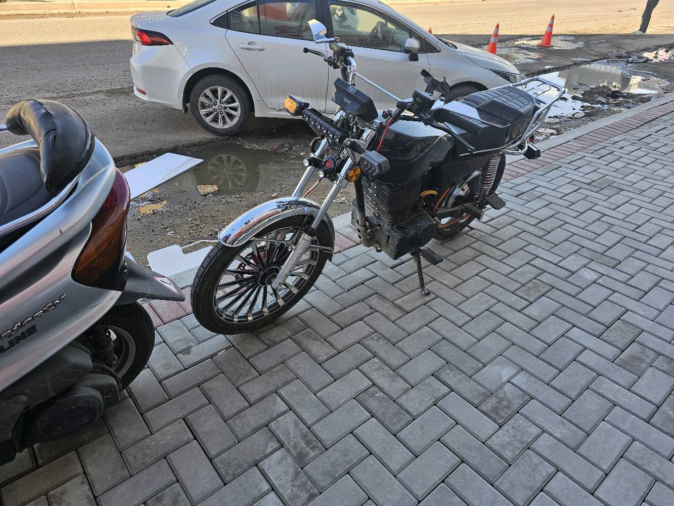 
ما هو موديل الدراجة وسنة الصنع؟: 
سونلك شحن تمشي مسافة 120 كيلو بلشحنة الوحدة بطارية ليثيوم اصلي مو تقليد 
كم المسافة المقطوعة بالدراجة (الكيلومترات)؟: 
3500
هل هناك أي مشاكل أو صيانة مطلوبة؟: 
مابيها اي مشكلة 
ما هو سعر البيع المطلوب؟: 
مليون ونص 
أين موقع البائع؟: 
بغداد حي القاهرة