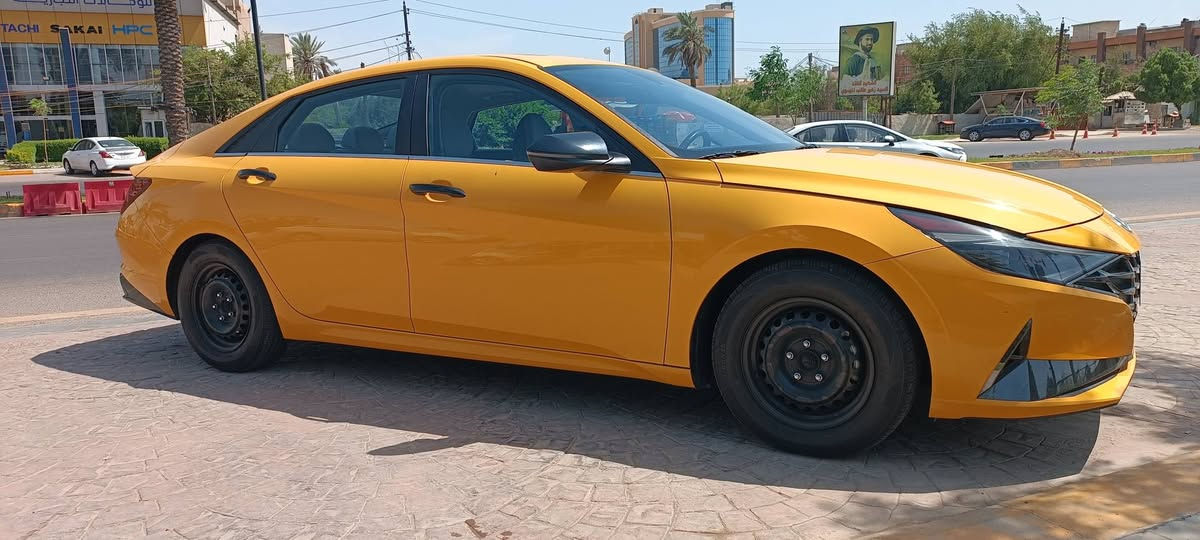 السلام عليكم النترا موديل 23 تاكسي
فول موصفات لمتدد 1/1 
-بصمة تشغل عن بعد 
-فاتحه سقف 
-شاشة دجتال متصله 
-لد خلفي متصل 
-اشاير بالمري
-دواخل بيجي جلد 
-انارة داخلية متغيرة 7 الوان 
-سايد بريك كهرباء 
-اتو هولد 
-ثلاث انضمة قيادة 
-فول تحكم سيرن
- رادار تحديد مسار
-رادار تحذير نقطة العمياء
-رادار قيادة شبة ذاتية 
-كامرة خلفية 
-محرك 2000 دوش 
-حاملة اكواب 
- ماشية 50 ميل 
-لايت زنون 
-شاشة تبريد مناخ منفصل 
- شحن هاتف لاسلكي
وبعد بيها هــواي ماصفات 
مكانها بغداد

الاتصال ***********
