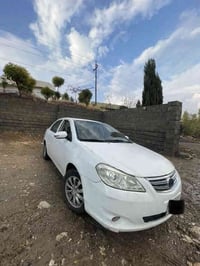 سەێارە مۆدێل:BYD 2013 ڕەنگ سپی مەکینە بیلادی گێڕ ئۆتۆماتیک و سپۆڕت مەک...