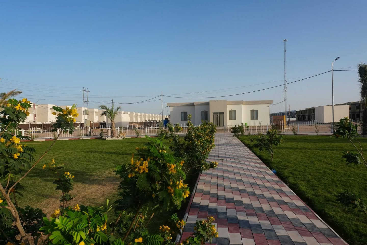 🏠 مساحة دار 200م² | جاهز للسكن

في مجمع المرتضى السكني – من أرقى وأهدأ المجمعات

💰 المقدمة: 79  مليون دينار 

بقرض عقاري بقيمة 110 مليون على المصرف العقاري 

بناء درجة أولى | تشطيب عالي | تخطيط مثالي

🔹 تفاصيل الدار:

• طابقين – بناء طابوق جمهوري

• 3 غرف نوم + صحيات متكاملة

• صالة كبيرة جدًا + استقبال فخم

• مطبخ عملي + 🚘 كراج سيارة كبير

• 🌿 حديقة واسعة

📌 موقع ذهبي واستراتيجي: في مرحله اولى + خلف التجاري  + ثاني بيت على السنتر + + قرب شارع العام 

سهولة وصول + خدمات قريبة + هدوء تام

👇 👇 تحب تشوف الصور والتفاصيل الكاملة؟

اكتب (تم) بالتعليقات

وتوصلك كل التفاصيل فورًا على الخاص 📩

📞 للتواصل / اتصال أو واتساب:

***********
***********

☎️ 

ملاحظه يتوفر لدنيا كافه المراحل و المساحات في مجمع البوابة و نستقبل كافة عروض و مساحات لديكم
