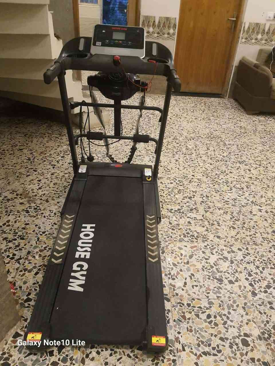 🔥 للبيع جهاز جري HOUSE GYM X510G 🔥
جهاز جري استعمال لمدة شهر فقط واستعمال خفيف جدًا، الجهاز نظيف وقوي وما بي أي عطل ✨
✅ مناسب للبيت والتمارين اليومية
✅ ممتاز لحرق الدهون وتحسين اللياقة
✅ شاشة عرض رقمية
✅ عدة سرعات
✅ تصميم عملي وقابل للطي
✅ حالته ممتازة جدًا
سبب البيع: عدم التفرغ للاستعمال.
📩 المراسله على واتساب ***********
***********
💰 السعر  جدًا مناسب ٣٢٥ الف لأن محتاج أبيعه بسرعة
