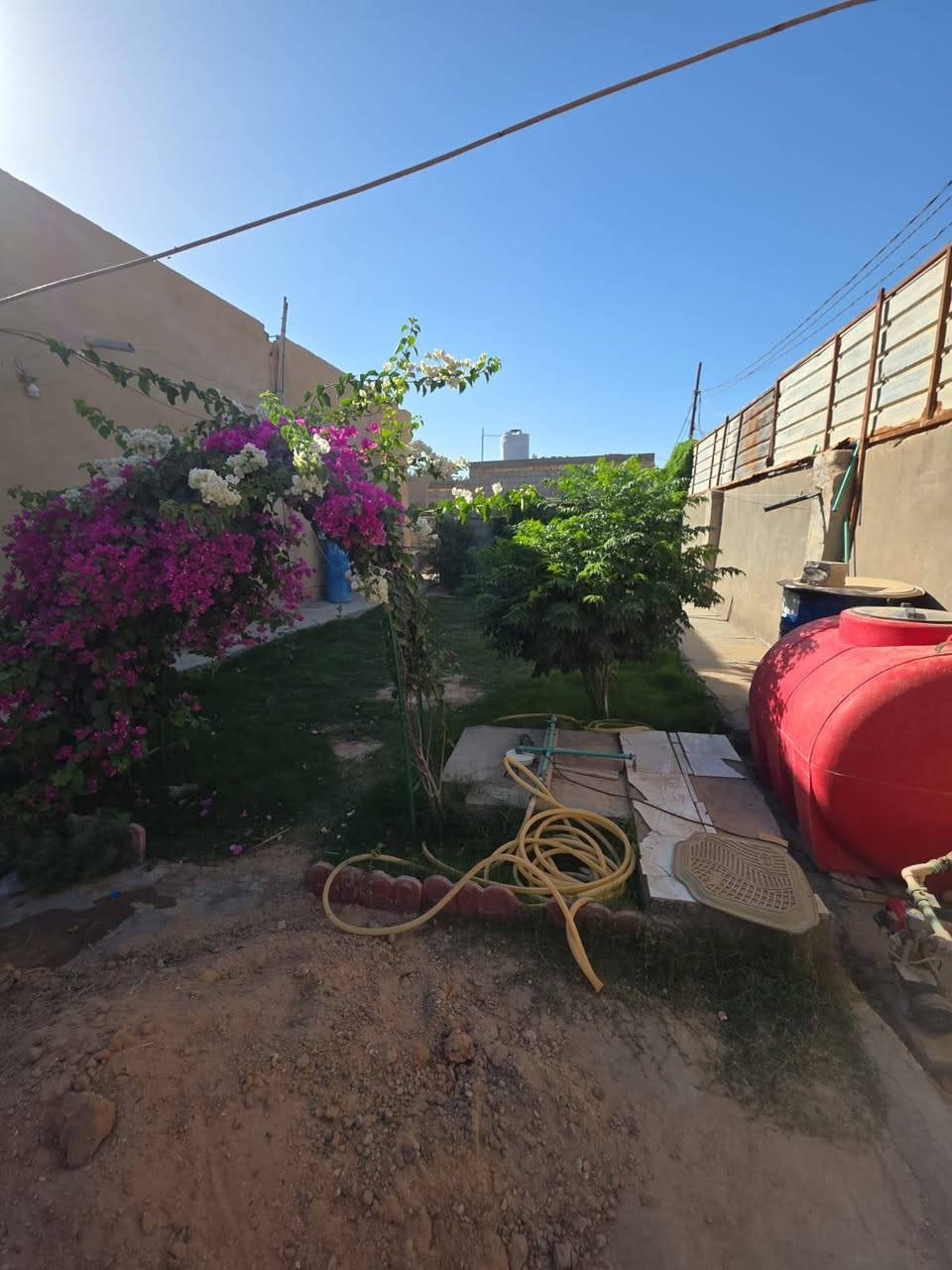 يألله اللهم صل على محمد وال محمد 
بيت في منطقه الحصوة ع طريق السوادة مقابل جامع سجاد داخل الفرع  الواجه ٢٧ ونزال ٢٦ المساحه الكليه 700متر 

تحت البناء ٢٢٥  وحدائق ثنين حمامات داخليه وخارجية وانتو بكرامه والغرف عدد ٣ وصاله ومطبخ  وستقبال 

 البيت مجهز من كلشي 

سند ٢٥ الستفسار اكثر تواصل ع هذا الرقم

 ***********

