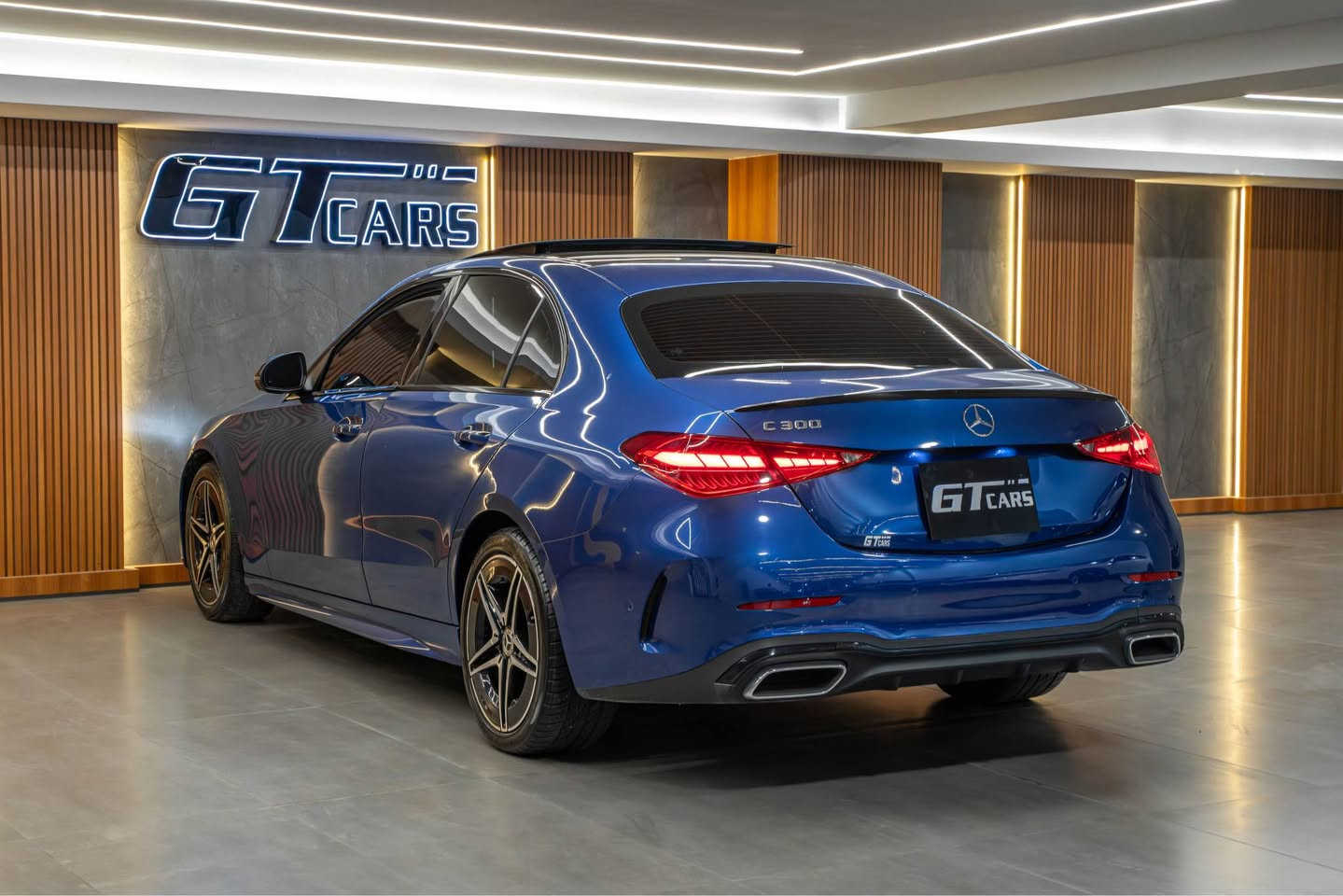 رقم السيارة :  بدون رقم يترقم شمالي 
موقع السيارة : دهوك 
نوع السيارة : مرسيدس C300 AMG 
موديل السيارة :  2023
المسافة المقطوعة: 35.000 ميل 

مواصفات: AMG 1/1 

محرك 4 سلندر تيربو سعة 2.0 لتر.
قوة حوالي 255 حصانًا وعزم دوران عالٍ.
تسارع من 0 إلى 100 كم/س في حوالي 6 ثوانٍ.
ناقل حركة أوتوماتيكي 9 سرعات (9G-TRONIC).
أنظمة قيادة متعددة (Eco, Comfort, Sport, Sport+, Individual).
التصميم الخارجي (AMG):
حزمة AMG (دعاميات، جنوط 19 بوصة).
شبك أمامي بتصميم الألماس.
مصابيح أمامية وخلفية LED.
مرايا جانبية قابلة للطي كهربائياً.
التصميم الداخلي والمقصورة:
مقاعد رياضية كهربائية مع تدفئة وذاكرة.
عجلة قيادة AMG.
تطعيمات داخلية (مثل الكاربون فايبر).
إنارة داخلية محيطية متغيرة الألوان (64 لون).
سقف بانورامي.
التكنولوجيا والترفيه:
نظام MBUX الترفيهي.
شاشة لمس مركزية كبيرة (11.9 بوصة) وشاشة للسائق.
نظام ملاحة Apple CarPlay & Android Auto.
نظام صوتي محيطي Burmester.
تشغيل بالبصمة.
ميزات الأمان والمساعدة:
كاميرات 360 درجة وحساسات أمامية وخلفية.
رادار أمامي وخلفي، تنبيه تصادم، ومراقبة النقطة العمياء.
نظام تتبع المسار / تنبيه الخروج من المسار.
مساعد ركن ذاتي (Auto Park). 

ملاحظات: مكفوله كفاله عامة وارد امريكي 

السعر 37.000$ 

للأستفسار اكثر اتصل على ارقام التالية 

***********واتساب 
***********اتصال فقط دهوك, العراق
