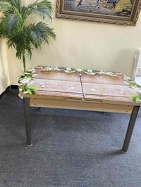 بنات • ميز طعام