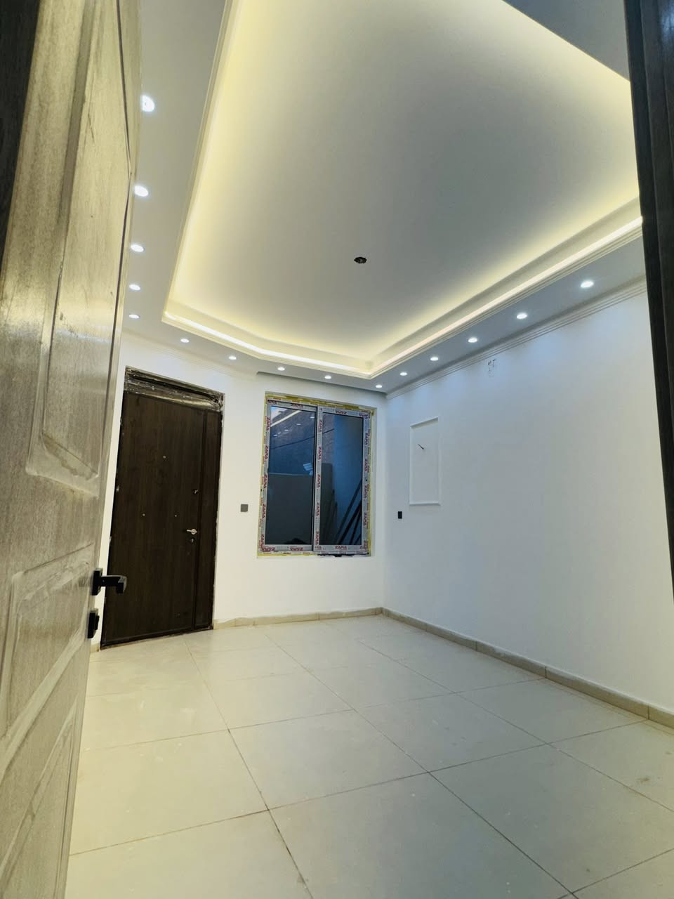 #السلام عليكم
🏠#دار_للبيع   100متر واجهيه 6،25متر نزال 16متر
 بناء طابقين حديث 
يحتوي البيت. ع[3غرف نوم -استقبال -صحيات عدد 2- صالة- ومطبخ] 
البيت شغل درجة اولى مع كامل الخدمات

🔴ملاحضه البيت جاهز للسكن 🔑

⬅️نوع العقار  طابو زراعي سند 25 اقرار محكمه 

⬅️العنوان #بغداد_الدوره_البوعيثه   

⬅️مجمع السلطان الثالث 

🔴للاستفسار  خاص او الاتصال ع الرقم 

 ☎️***********
☎️***********
