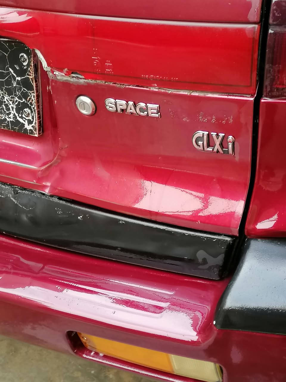 سيارة ميتسوبيشي ١٩٩٢  ٧ راكب گير محرك بلاي وبشرط تدفئة شغال كهربائيات مضبوط شرط تحويل والوكالة بيع مراوسة رقم سليمانية مكان السيارة كركوك السنوية منتهية شهرين تايرات جديدة مع ويل كروم السيارة بدون مصاريف ونظيفة  *********** /***********
