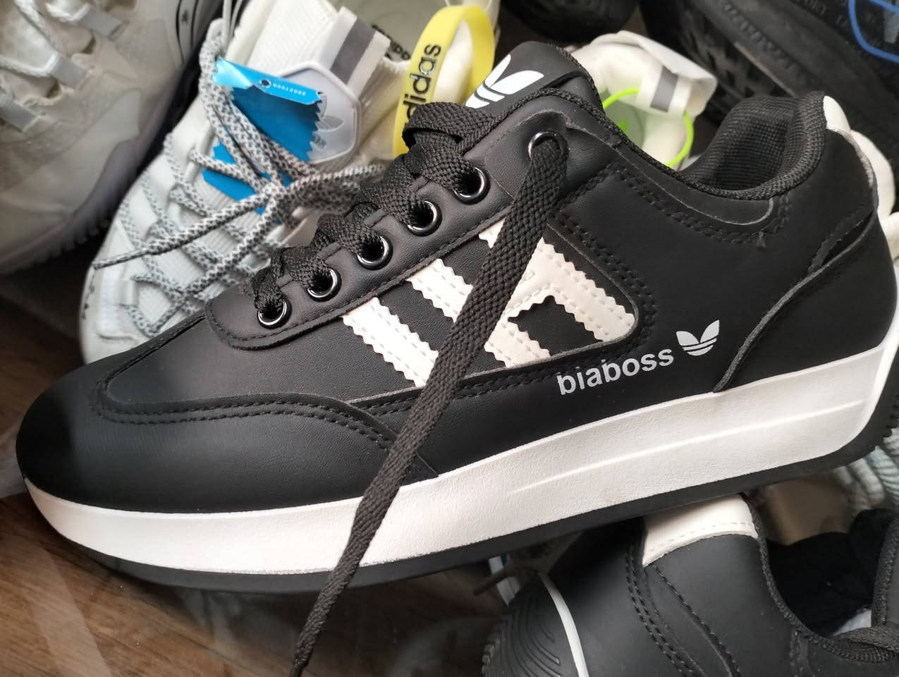 باله درجه اولى حي التحرير مقابل جامع ال البيت بل فرع السايدين مال قوزي الصقال اول شارع عل يمين السعر حسب القطعه الحجام من40 الى 46 تاريخ 10/2اي ستفسار على مازنجر أو وات ساب ***********
