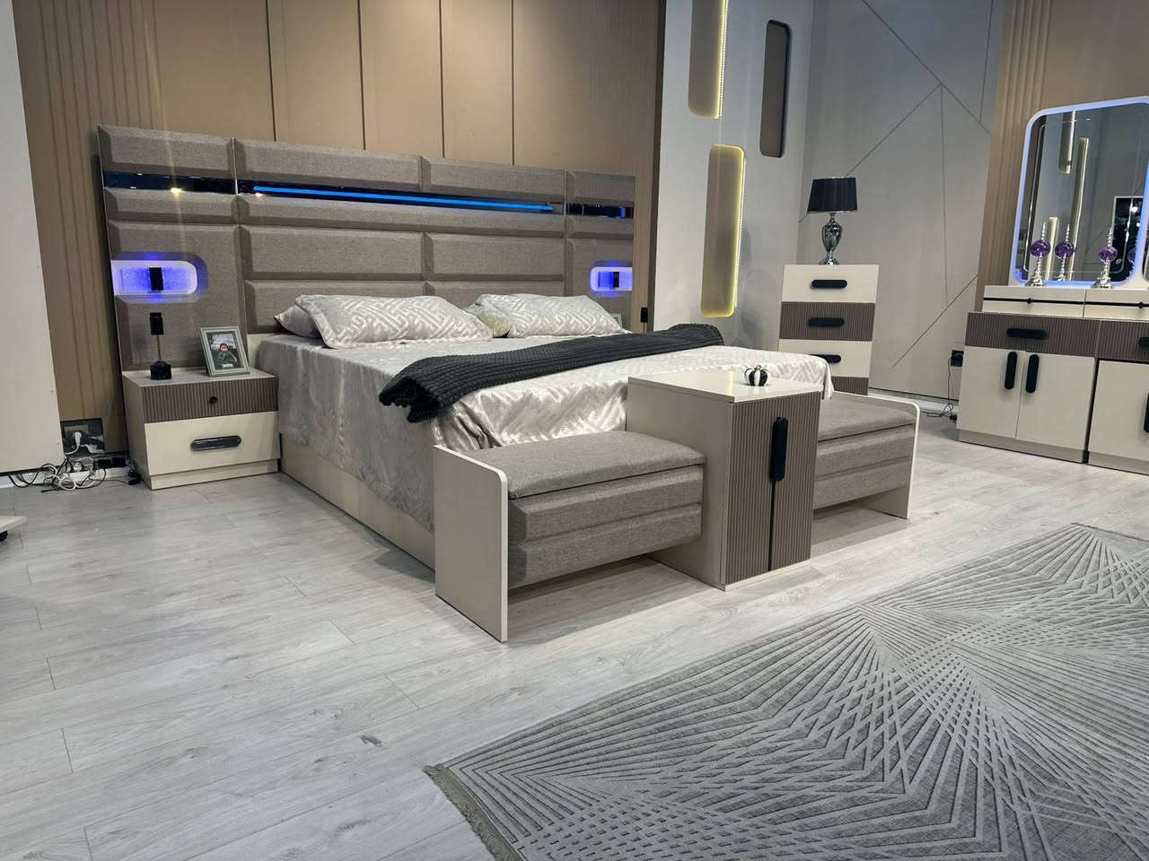 كونك 100 بيجي و جوزي مودرن 10 قطع  👆🏻

كنتور : 260*240
ملحق : 87*240
ارتفاع السرير : 150
ميز تواليت : 120*180
سرير خزان  
الشد والنقل داخل بغداد مجاني 
حجز وستفسار 
مرسلت صفحه 
وتساب 
٧٨١٣١٣٧٢٣٠
***********
خدمت توصيل لجميع المحافظات العراق بسعار مناسب جداً
