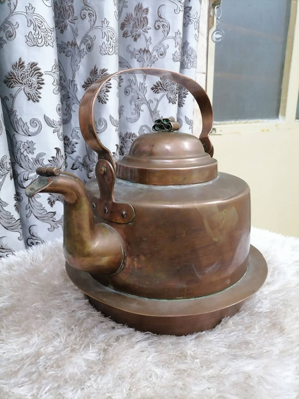 السلام عليكم ورحمة الله وبركاته جبنالكم تحفه فنيه قوري نحاس أوربي الوزن ثقيل نظيف خالي من اي عيب للبيع السعر خاص مكان موصل يوجد توصيل كافه محافظة العراق وهذا رقمي *********** موجود واتساب علا هذا الرقم
