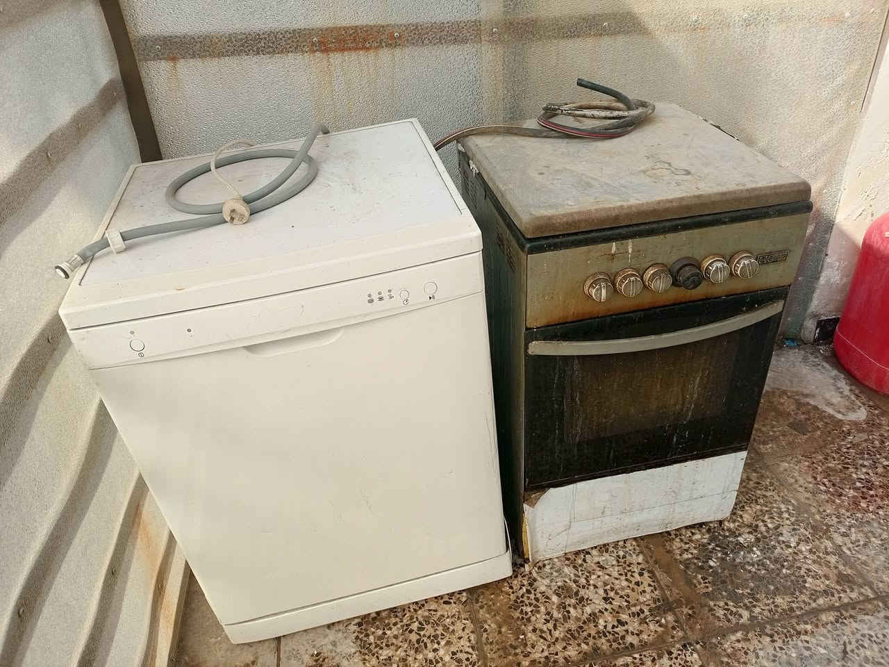 سلام عليكم شباب هذن القطعتين الطباخ  ولغساله مال صحون للبيع الطباخ كله شغال حته الفرن بس الغساله مال صحون عطلانه  سعر القطعتين 50 الف عنواني بغداد الغزاليه اي استفسار خاص او على الرقم *********** واتساب
