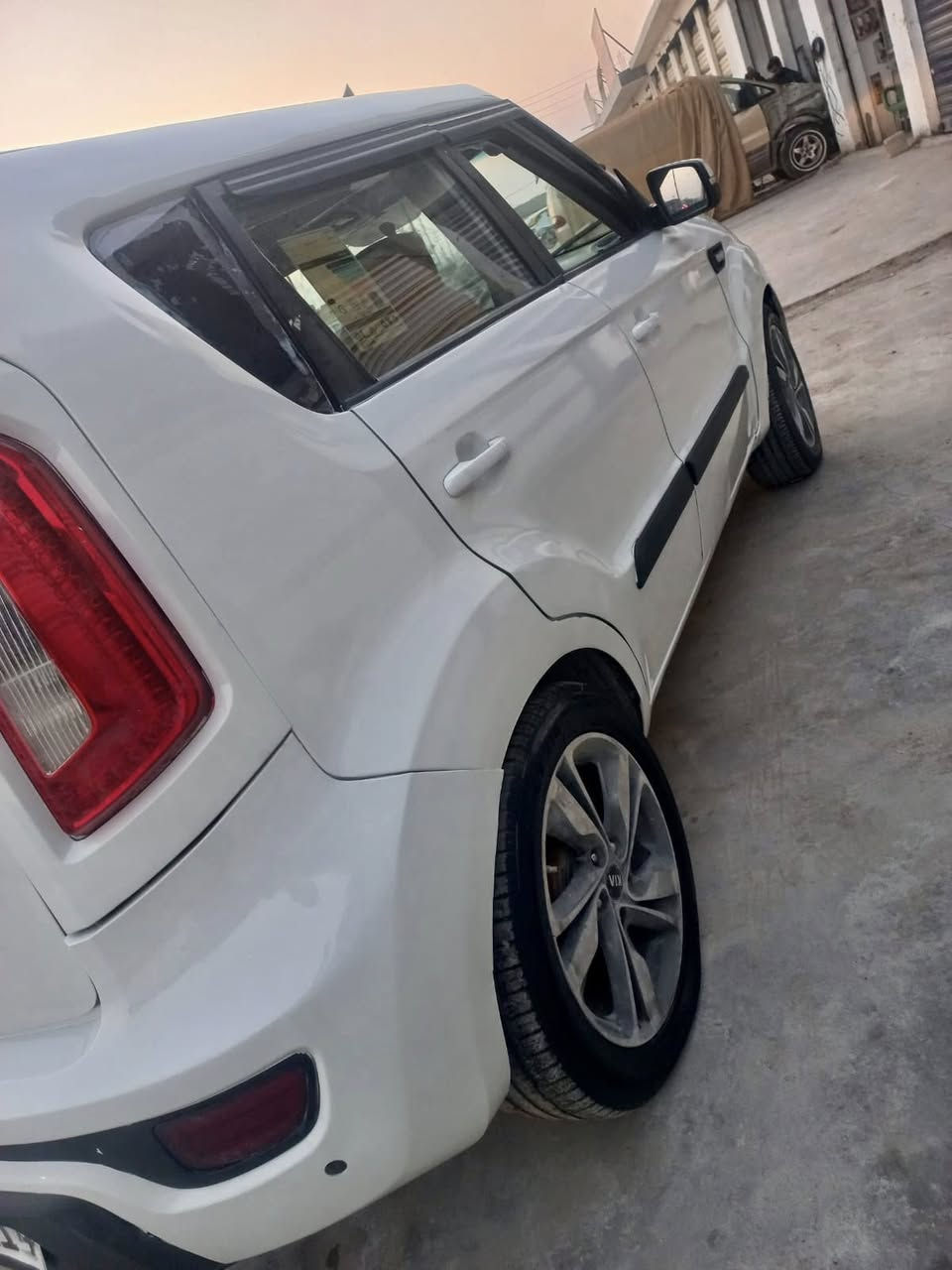 سلام عليكم
كيا صول 2014 رقم اربيل دولي 
سياره كير مكينه صدر امامي خلفي جديد دبلات جدد
تخم تاير جديد شديته قبل شهر  تبريد ثلج 
شاشه وكامره تحكم ستيرن فتحة سقف 
اشاره بالمري سياره فول عدا البصمه 
بيع او مراوس بسياره اقل. هم يرهم 
سياره بيهة جفيه على صفحة السكن ومصبوغة عام
سعر 68 وبيهة مجال 
مكان ( ديالى دلي عباس ) 
رقم : (*********** )
