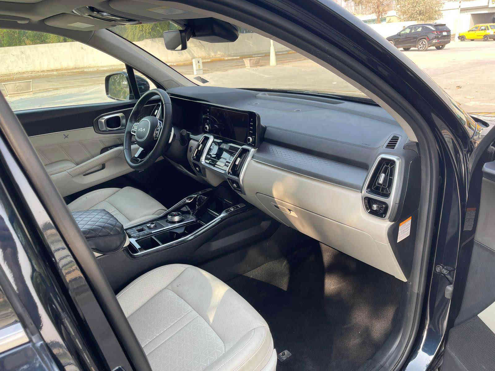 للبيع سورينتو موديل 2024 هايبرد اعلى فئة (بلك ان ) SX pristage, اعلى فئة بالسورينتو ، هاي الفئه تعتبر سيارتين بسيارة وحده، سيارة كهربائية + سيارة بنزين / هايبرد، بمحركهه الطبيعي واللي هو 4 سلندر،
السياره بالاضافه إلى الطريقه التقليديه واللي هيه الشحن من المحرك، تجي شحن خارجي تكدر تشحنهه بالبيت تمشيك مايقارب 50 - 70 كيلو متر،

= مواصفات السياره ،

= بانوراما
= دفع رباعي
= ٤ وضعيات قيادة   
= حجم المحرك 1600 تيربو. زائدا قوة المحركات = الكهربائيه يعطي قوة أكثر من 261 حصان. 
= كير موس 
= بصمة                          
= تشغيل عن بعد
= هاند بريك بصمه 
= فتح الصندوق كهرباء ذكي عند الاقتراب  
= ‏AIRBAG عدد 10                          
= لايت عدسات زنون  + LED
= كشافات زينون                                      
= بك لايت LED
=مقود جلد + تدفئة 
= شفتات ستيرن .                      
= عدد المقاعد 7 رئاسي 
= مقاعد امامية كهرباء 
= مقاعد اماميه خلفيه تدفئة
= الكراسي جلد بلادي لون ابيض                                                                  
= حساسات امامية 
= حساسات خلفية 
= تبريد لمس 
= شاحن موبايل وايرلس                          
=اشاير بالمري والمري قابلة للطي. 
= رقم السياره / بغداد مشروع وطني. 

= حادث السياره ،
تعديل جاملغ يسار بارد وجزء بسيط صبغ من بنيد . واللي يحب صور الحادث والتصليح بالمنشور. متواجد وتس اب وتدلل 
سعر .270$
.
مكان السيارة بغداد / اليرموك 
رقم صاحب سيارة ،
*********** بغداد
