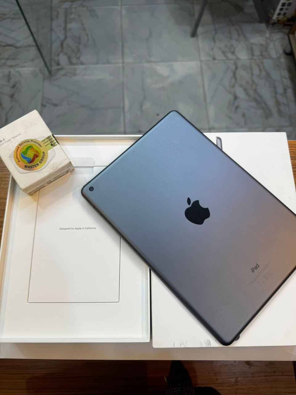 ايباد 9 ذاكرة 64
نضافة 100‎%‎
استخدام قليل 
كامل ملحقات الاصلية 
السعر مناسب 
***********
العنوان القطاع شارع السوك مجاور عوينات الكرار 
مركز الشمس
