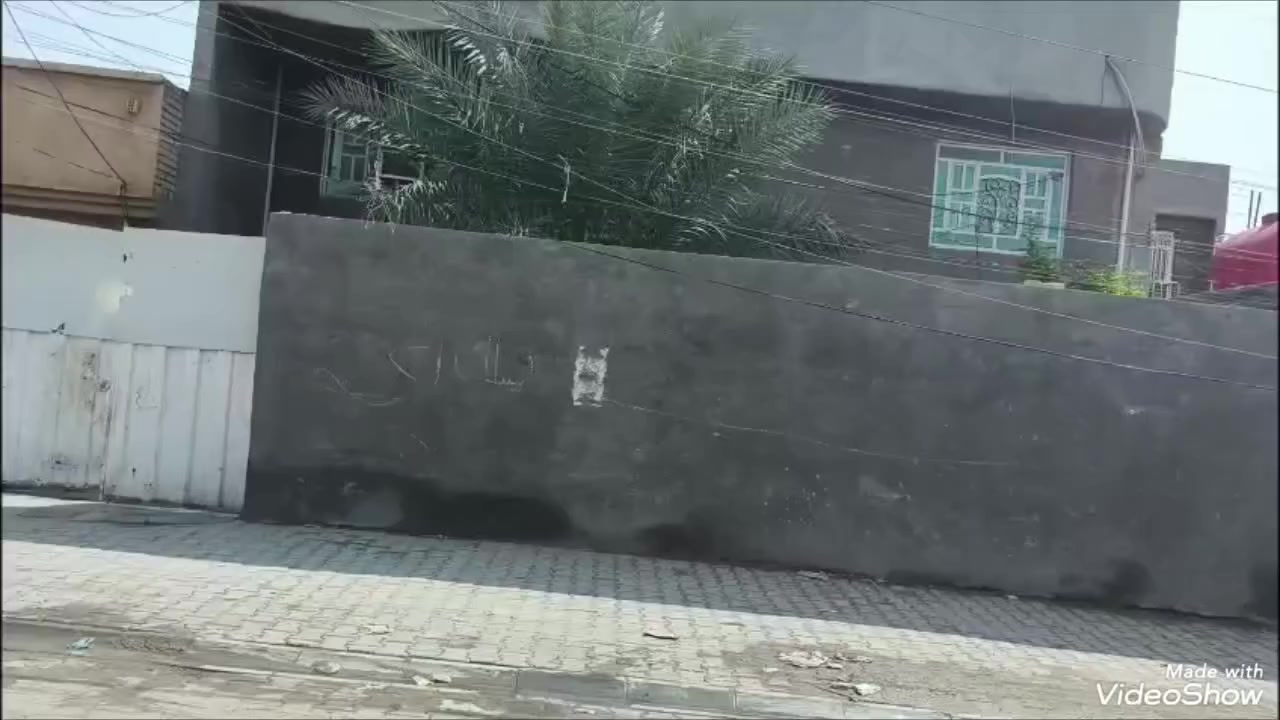 السلام عليكم بيت مساحة 250 م بلمحموديه بحي المرتضئ باشارع حسينيه واسواق ابو نور البيت طابقين يحتوي ع 6 غرف نوم / استقبال وصاله ومغاسل داخليه وخارجيه وحديقه مثل ما واضح بلمقطع اما السعر ف تجي تشوف براحتك والله كريم رقمي *********** متواجد ع الفيس
