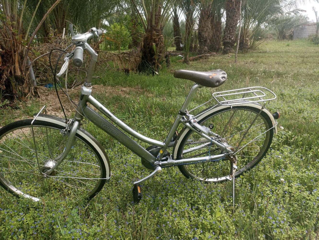 بايسكل بناتي حجم 27للبيع صبغ شركه بايسكل ياباني حاويه بدال 3نمر منضومه قايش بريكات شغاله امامي وخلفي دينمو شغال 