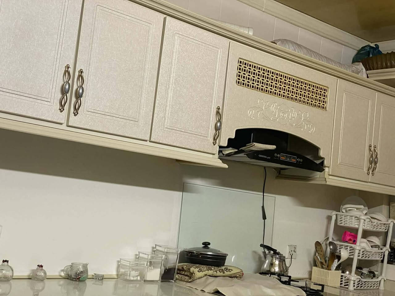 كوانتر مستعمل الداخل المنيوم والبيبان خشب مع طباخ والساحبة والبردة القياسات مذكور بلفديو  مع توصيل مجاني الرقم بي واتساب ***********
