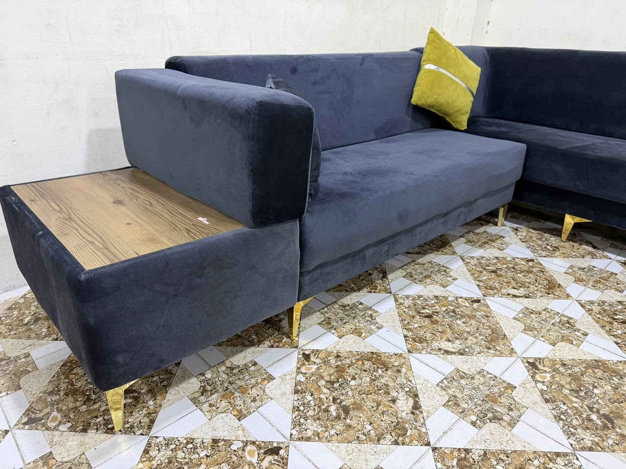 سلاو ئةم زاويية 23نةفةريية
بؤفرؤشتن لؤك لؤكة بيعيبة 
مالي دؤستة رةنگيگي تايبةتيشة 
بؤسةعر پةيوةندي بكةن 
ژم***********
شوين كةلار
