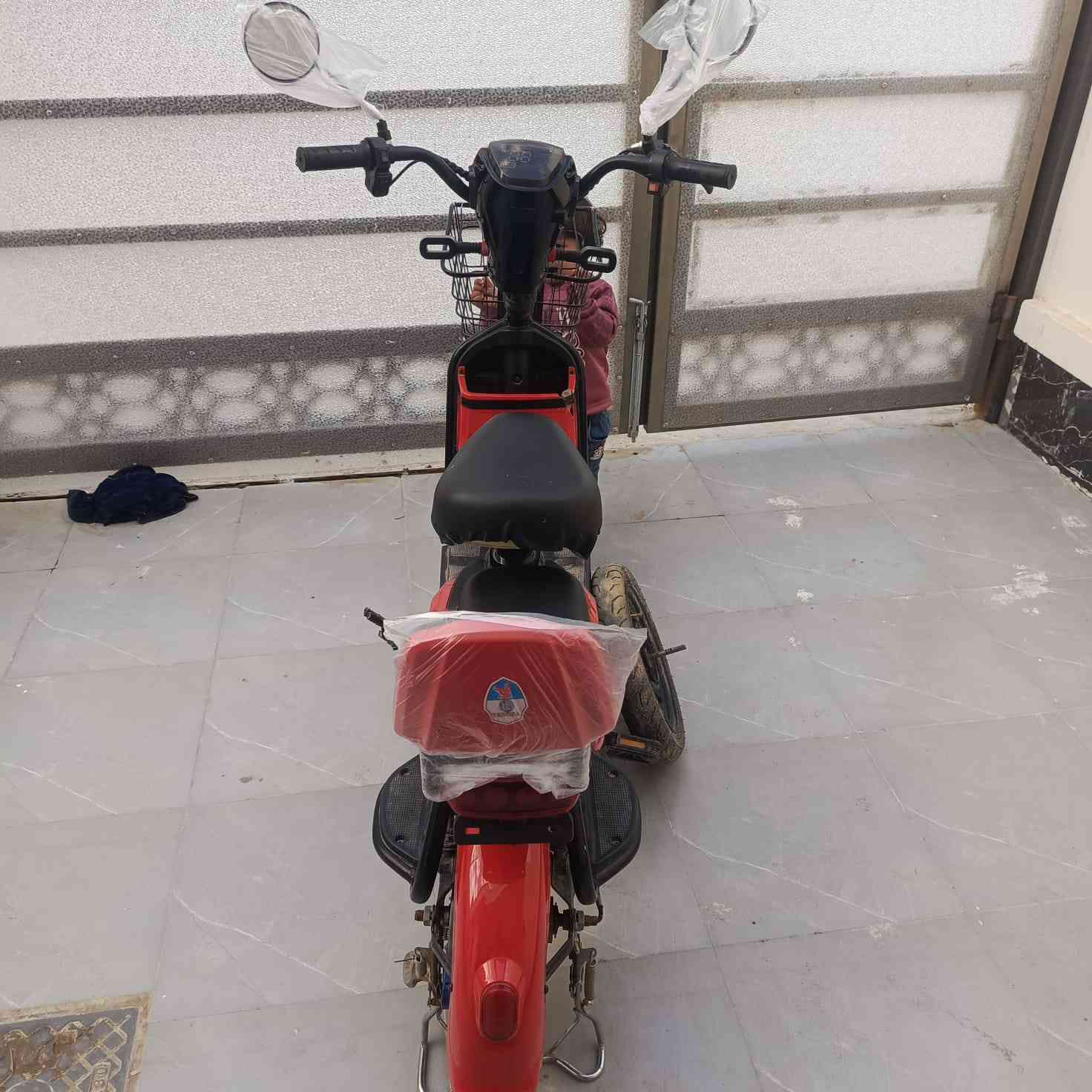 دراجة شحن  نضيفة كلش
نضافة 90بلمية 
كهربائيات كلهة جاهزة وشغالة 
بطاريات عل فحص جدد
شاحنة جديدة 
تايرات زوج جدد ويل وتاير وشفت سبير امامي 
سعر 240وبية مجال بسيط
***********
مكان رمادي
