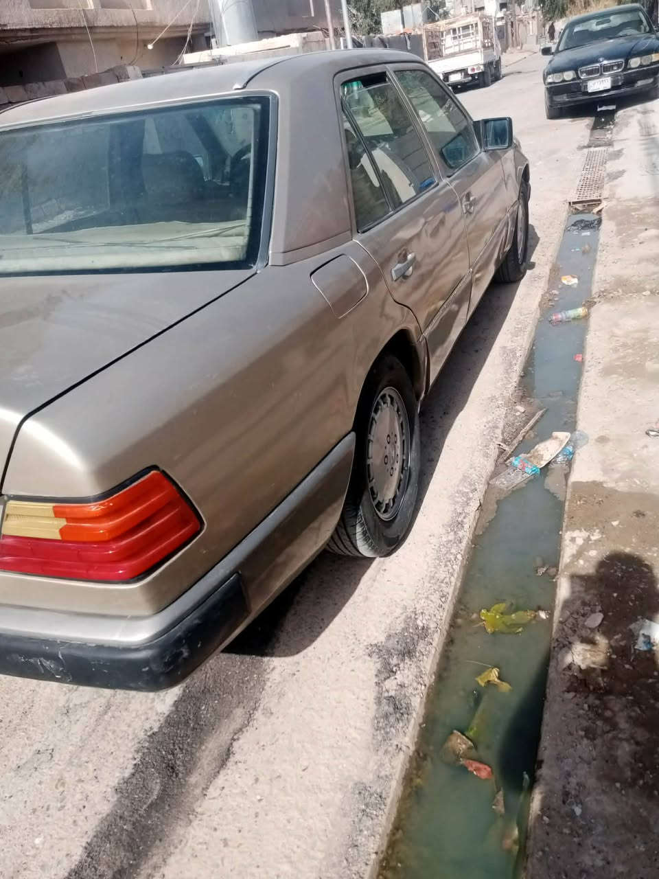 سلام عليكم 
مارسدس دب 
موديل 1990
رقم بغداد
محرك VVT مكفول جديد
كير مكفول جديد
سيارة بلادية 
مصبوغة بسبب جراد 
بدون حادث 
دبلات بلاد سيارة معنئ كلمة
تخم تأير جديد
صدر جديد 
دواخل جديد 
تجي وتشوف بعينك 
احلئ من صور 
العنوان بغداد 
سعر 60 وبيه مجال بسيط
رقم الهاتف ***********
