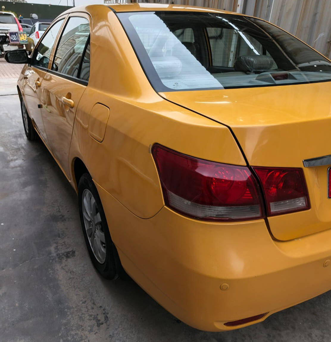 السلام عليكم للبيع بي واي دي كير عادي  موديل 2013 مكفوله لاضربه ولاتبديل مكينه كير كله مكفول على وضع الشركة بأسمي مشروع وطني ومجدده لغايه 2030  هيئه وغرامات مصفره  رقم انكليزي تحويل مباشر تخم تاير جديد صدر امامي وخلفي جديد كهربايتها كلها تشتغل ماشيه 85 الف حقيقي السعر 68 وبيها مجال الرقم *********** العنوان بغداد شراي يتصل
