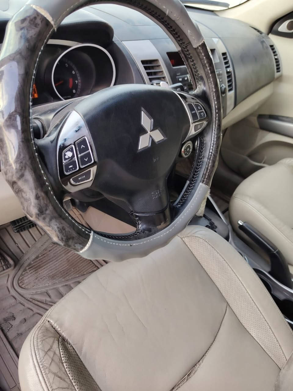 السلام عليكم ورحمة الله وبركاته 

مسيوبيشي اوتلاندر موديل 2008 فول واحد على واحد رقم بابل 6 سلندر مكينه 3000 وارد خليجي بيها جاملغ صبغ فقط السياره جديده وحلوه وجاهزه 

السعر : 115 وقابل للتفاوض 

للاستفسار الاتصال على الرقم ***********
