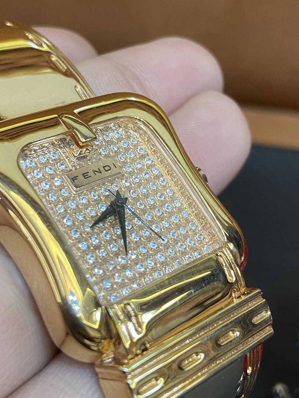 ساعة نسائية فاخرة من ماركة  FENDI الشهيرة صناعة ايطالية اصلية نادرة  لون ذهبي ثابت  سير معدني تحتوي على رقم تسلسلي ورقم رمزي شكل مميز والمينا مرصعة بالكامل  بالكرستال الحقيقي وزن ثقيل تصلح للعرائس او الحفلات الراقية
السعر 375


**إذا كنت صاحب هذا الإعلان وتريد حذفه لأي سبب، رجاءا أرسل رسالة إلى الدعم الفني**