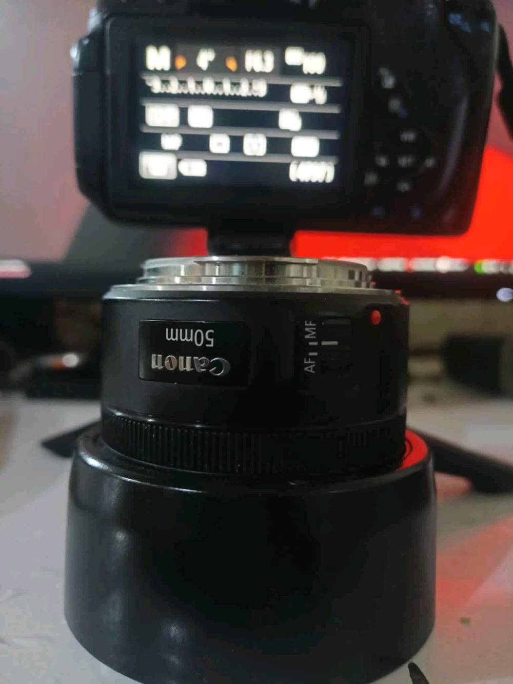 كامرة كانون 700D .
الملحقات 
عدسة 50 ملم + هود
عدسة 70-300
بطاريات عدد 2
جنطة 

للمراوس بايفون 13 برو ماكس جديد او 14 .