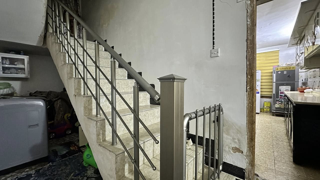 دار للبيع مساحه البيت ٢٠٠ متر طابو صرف  يحتوي الطابق الارضي على  (مطبخ واستقبال و هول وغرفه وصحيات ومنور ) 
الطابق الاول (سويت غرفه وصحيات )
بناء البيت حديث.
العنوان ابي غرق حي السلام 
السعر خاص 
او الاتصال على *********** _***********
