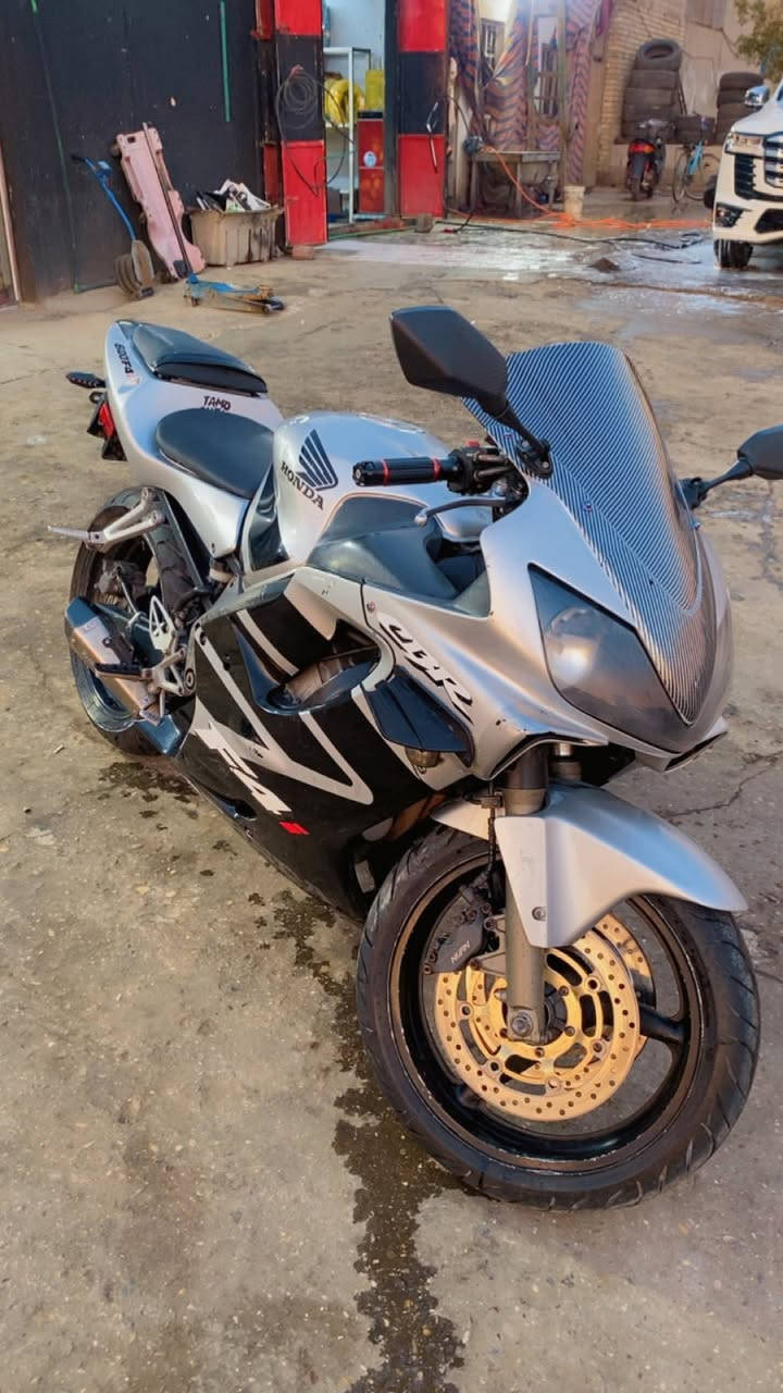 سلام عليكم  دراجه 
امفوراي 600c وارد امريكي 
الدراجه مفتوحه اول كصه اله شغل مضبوط 100/100
دراجه نضيفه وبكل وقت نكره سلف حماوه طبيعيه كلش  شوي كفرات بيه ملاحضات دراجه ادامه كمله نضيفه دهن كل ١٠ ايام ابدله   صوت بيه طرب  
اوراق دراجه كامله اصوليه وبيه وصلين مدفوع كمرك 
سعره  18 وبيه مجال   مكان بغداد بلديات رقم ***********
